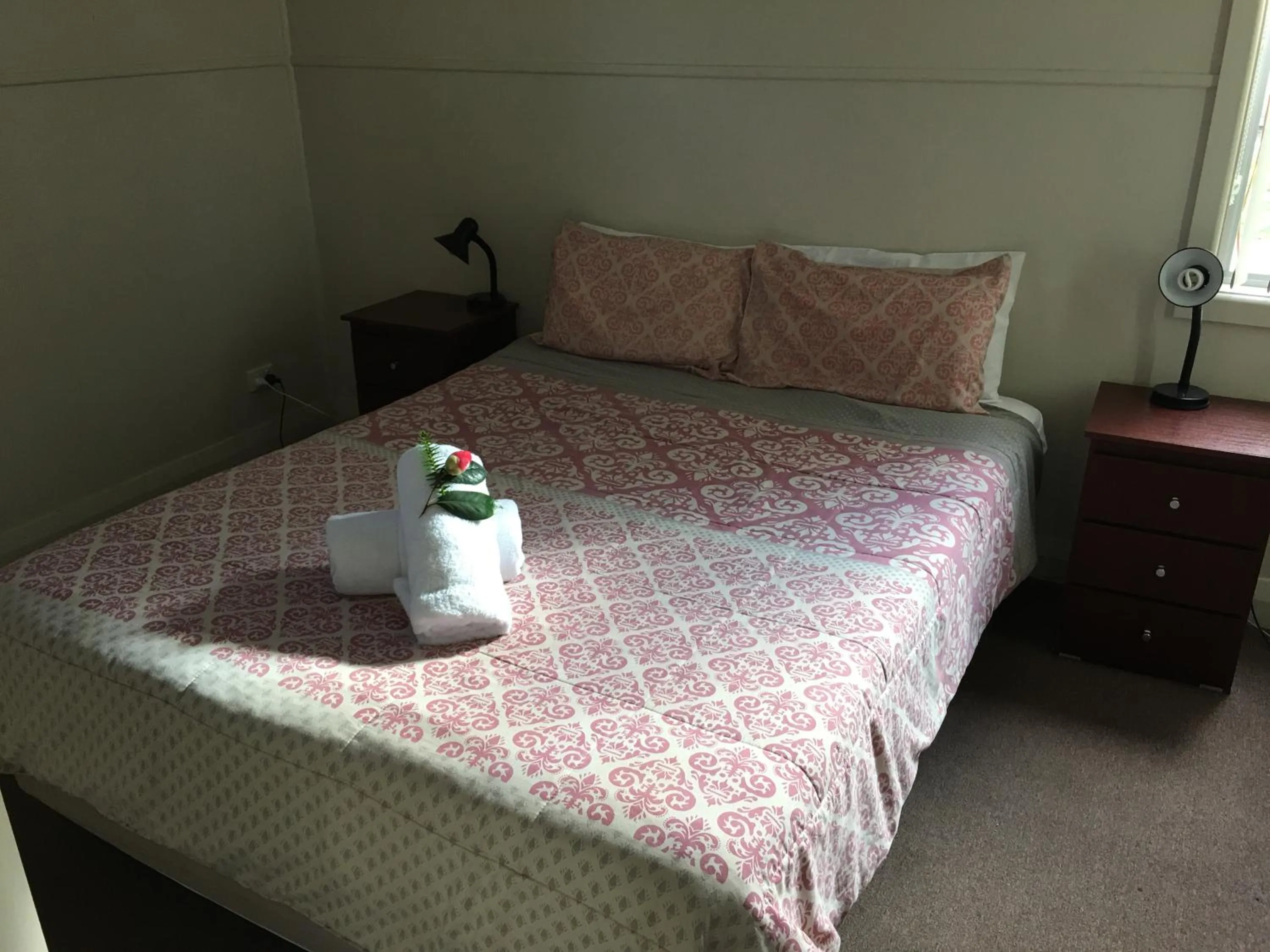 Bed in Kickback Cottages