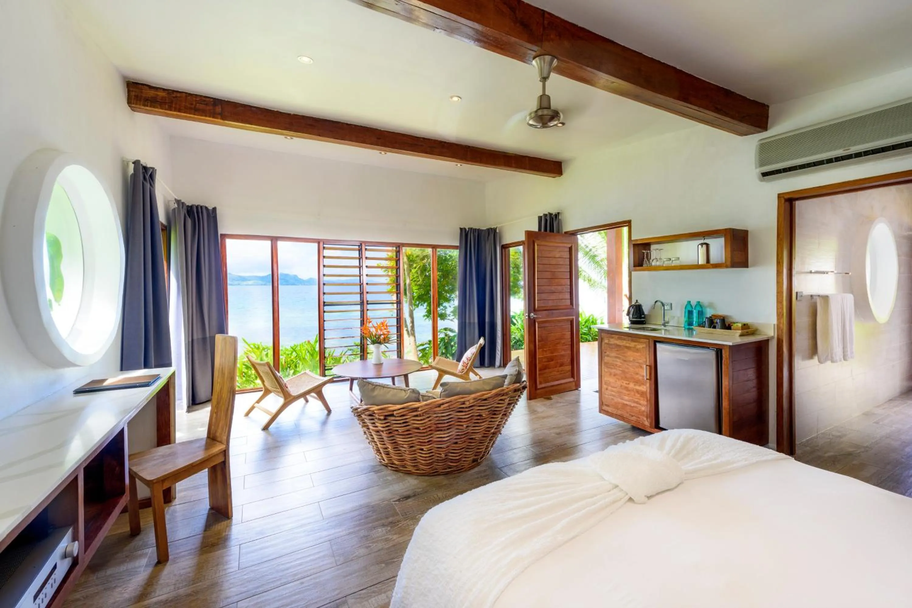 Seating area, Bed in The Remote Resort