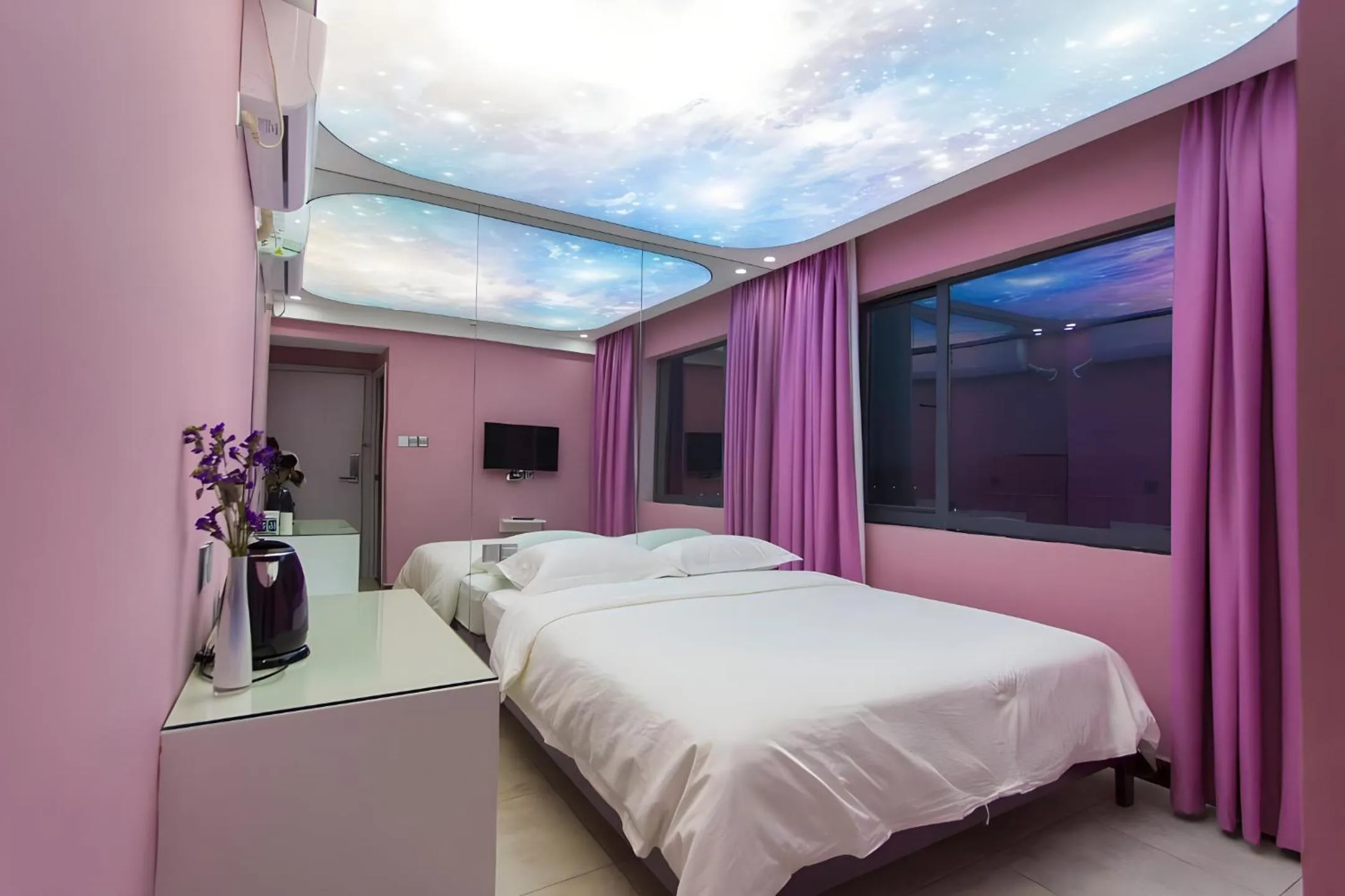 Photo of the whole room, Bed in Zhangjiajie Cat Theme Inn