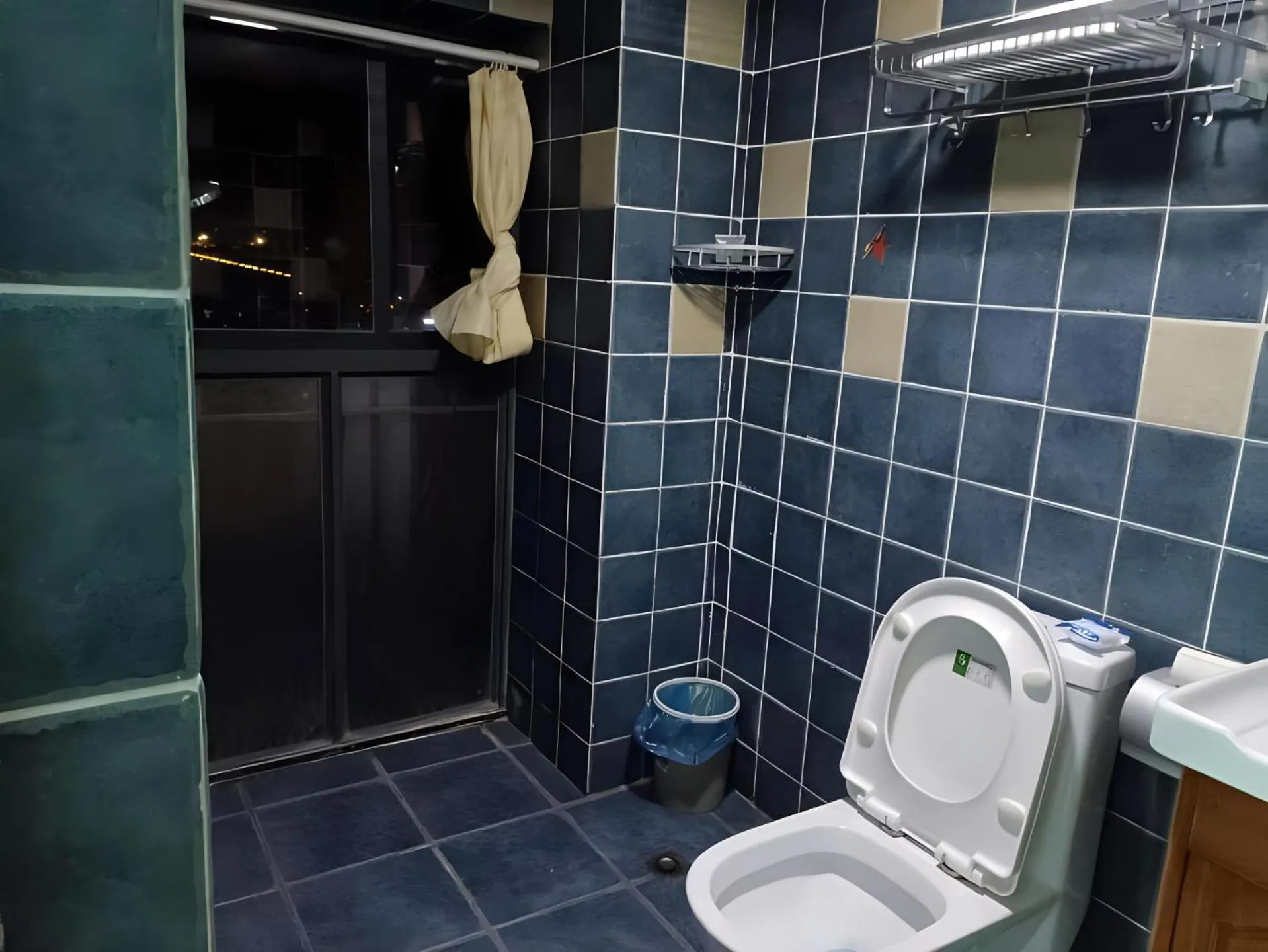 Shower in Zhangjiajie Cat Theme Inn