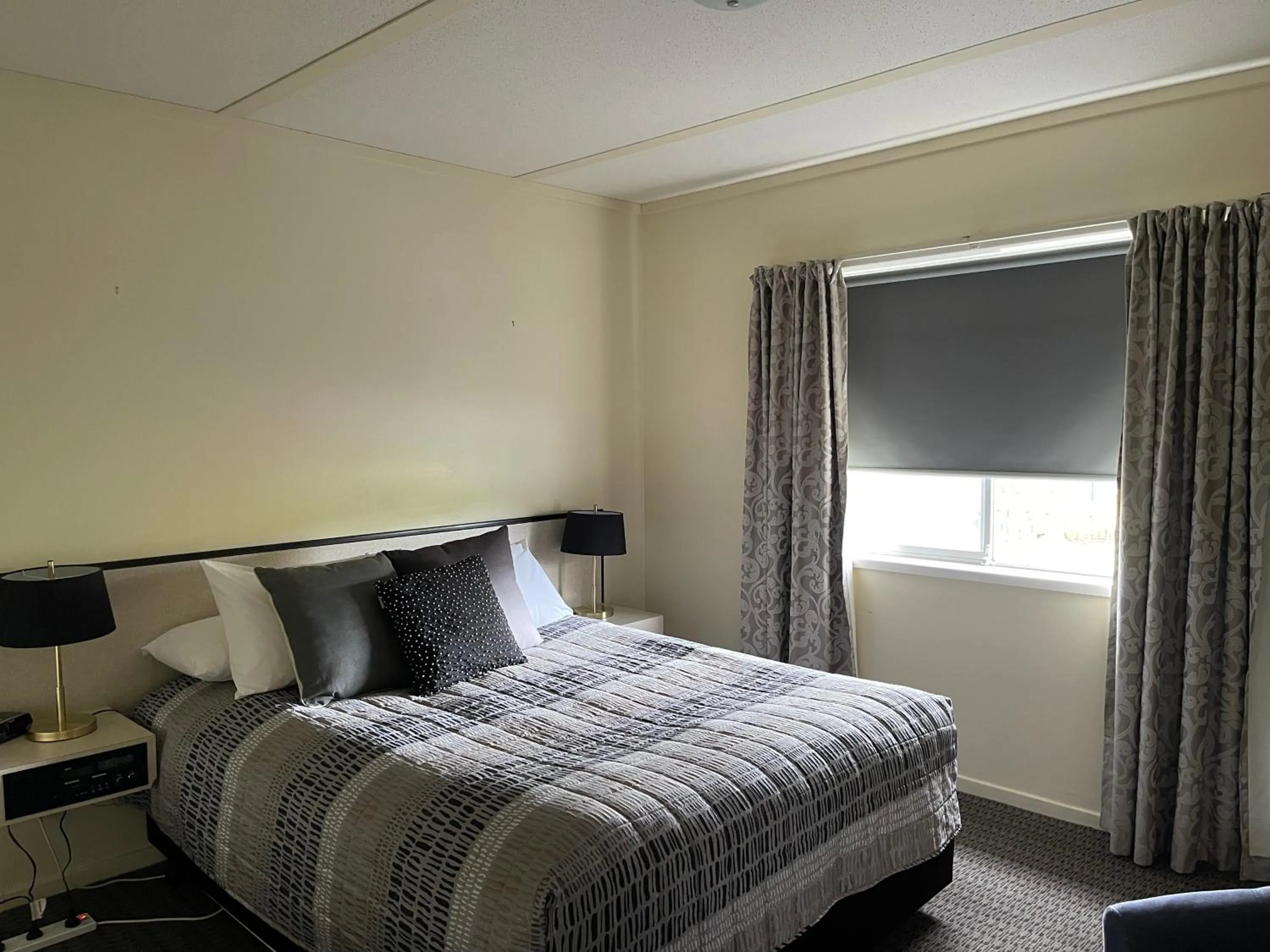 Bed in Westwood Motor Inn