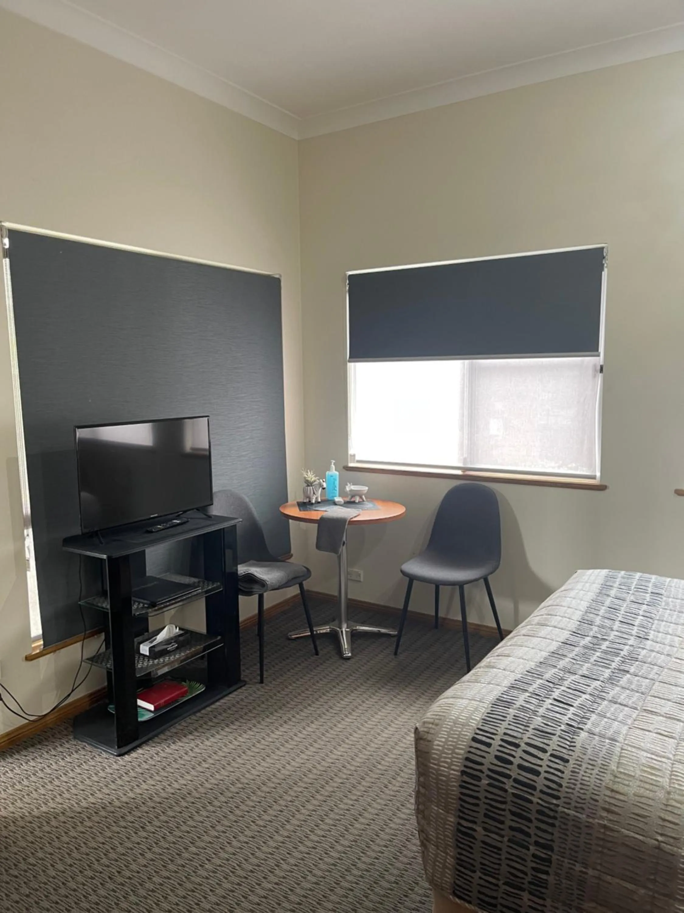 Bed in Westwood Motor Inn