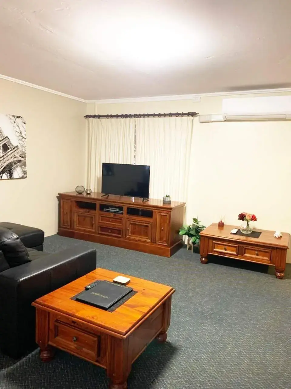 Two-Bedroom Apartment with Balcony in Westwood Motor Inn Two-Bedroom Apartment with Balcony in Westwood Motor Inn