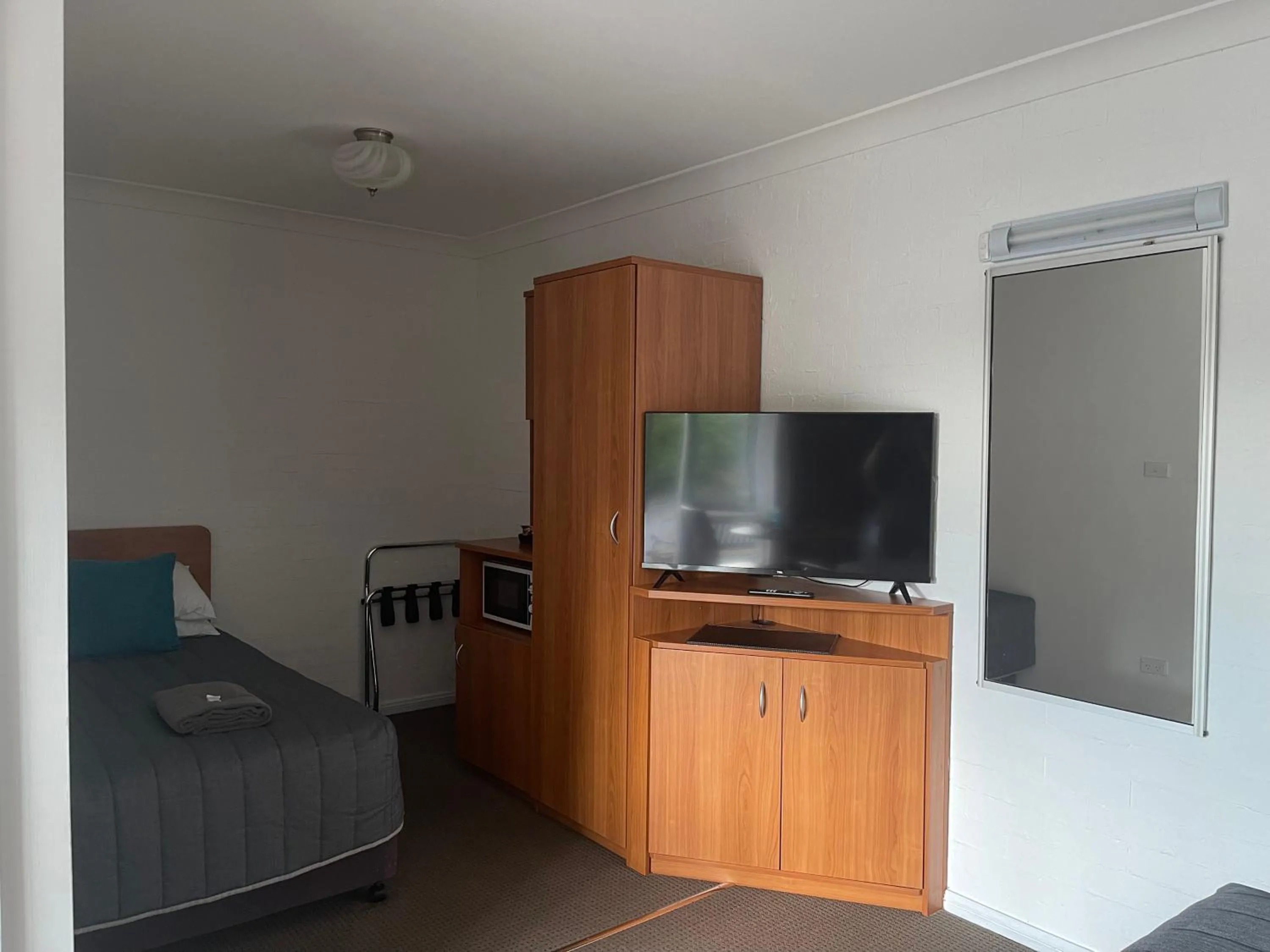 Bed in Westwood Motor Inn