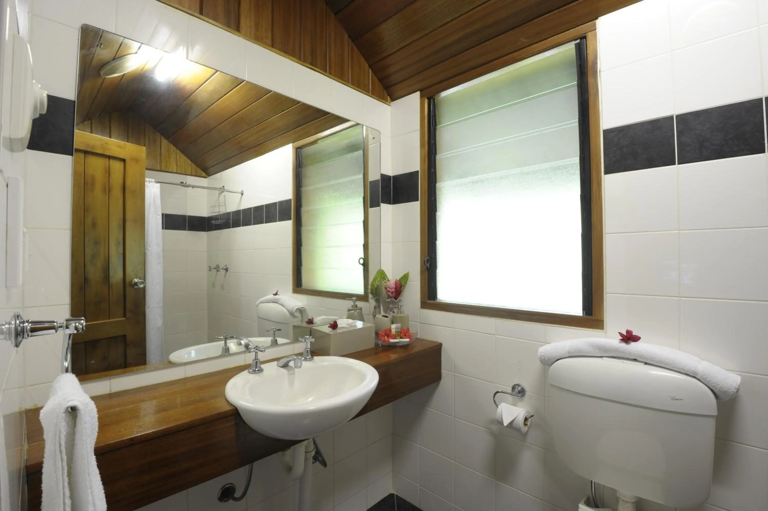 Bathroom in Kokopo Beach Bungalow Resort