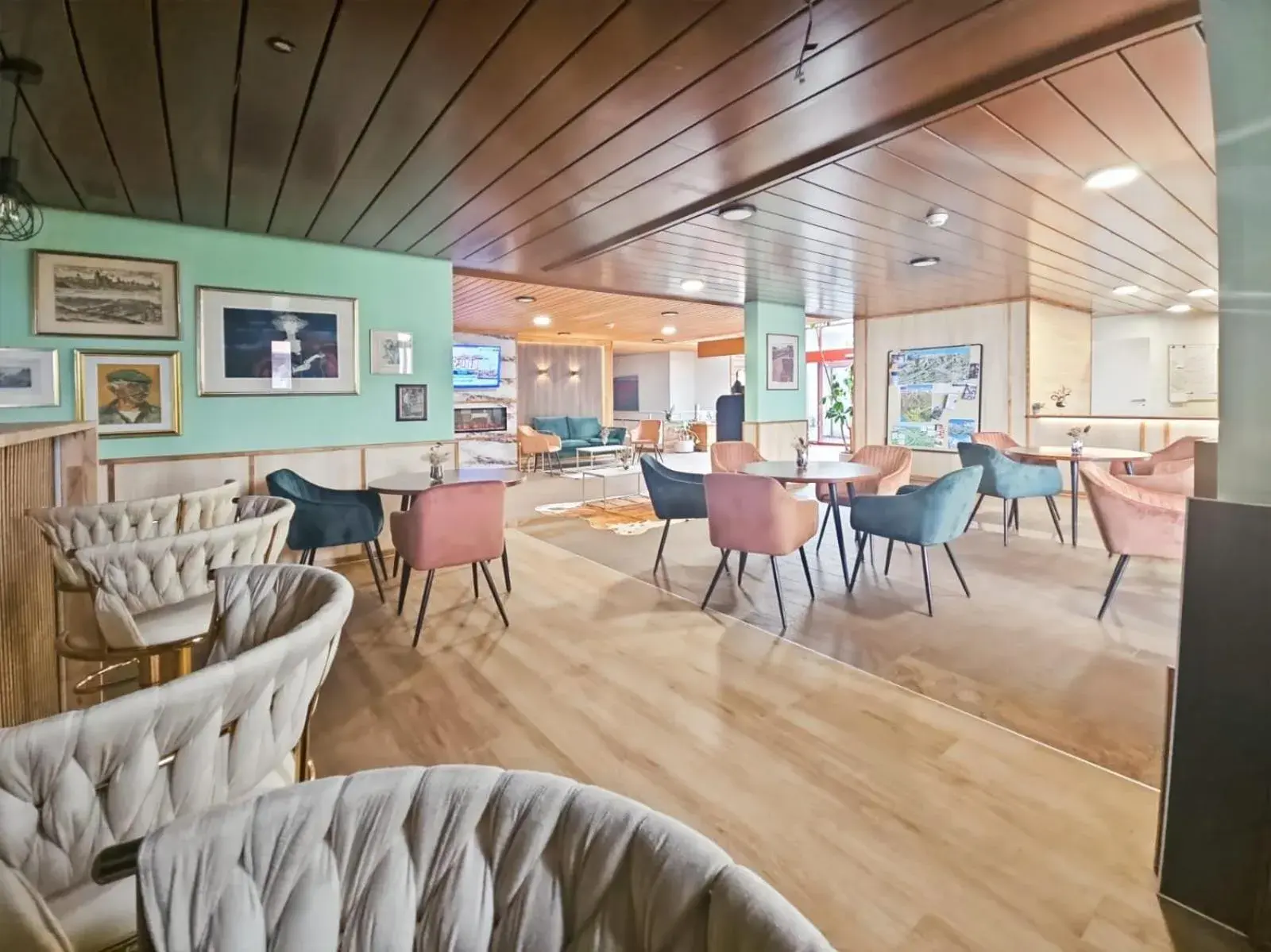 Lounge or bar in Hotel Aeschi Park Lounge or bar in Hotel Aeschi Park