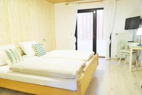 Photo of the whole room, Bed in Haus am Heiner Geißler Platz by Landgasthof Zickler