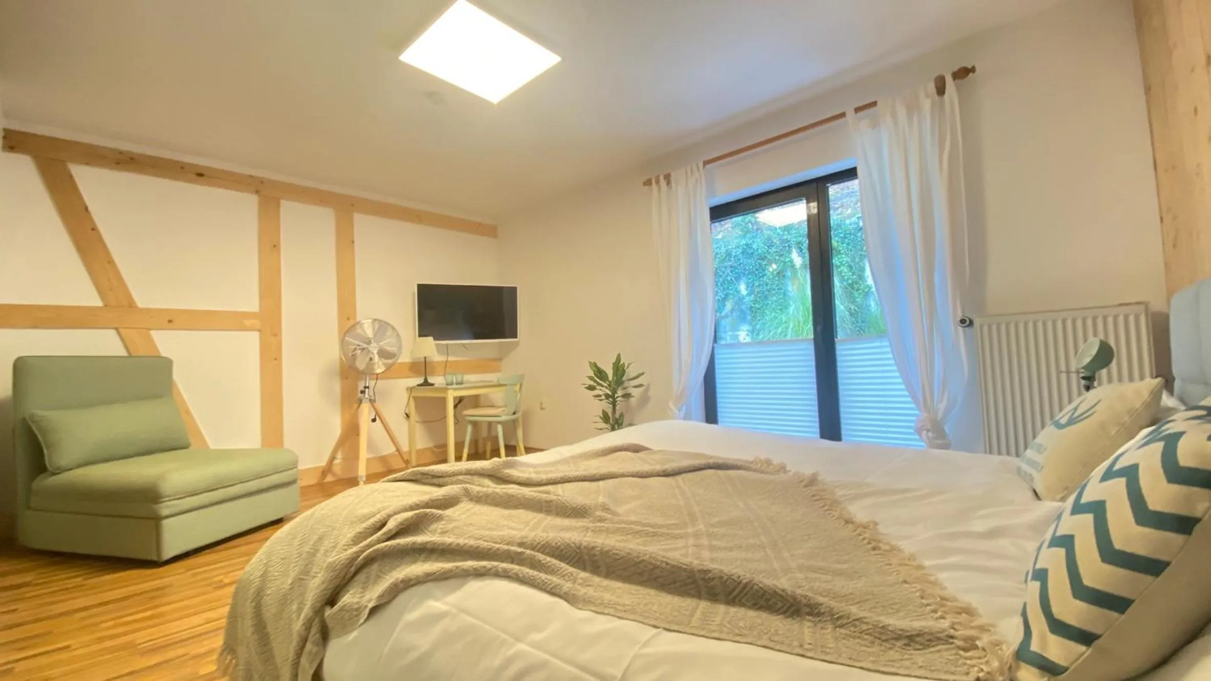 Photo of the whole room, Bed in Haus am Heiner Geißler Platz by Landgasthof Zickler