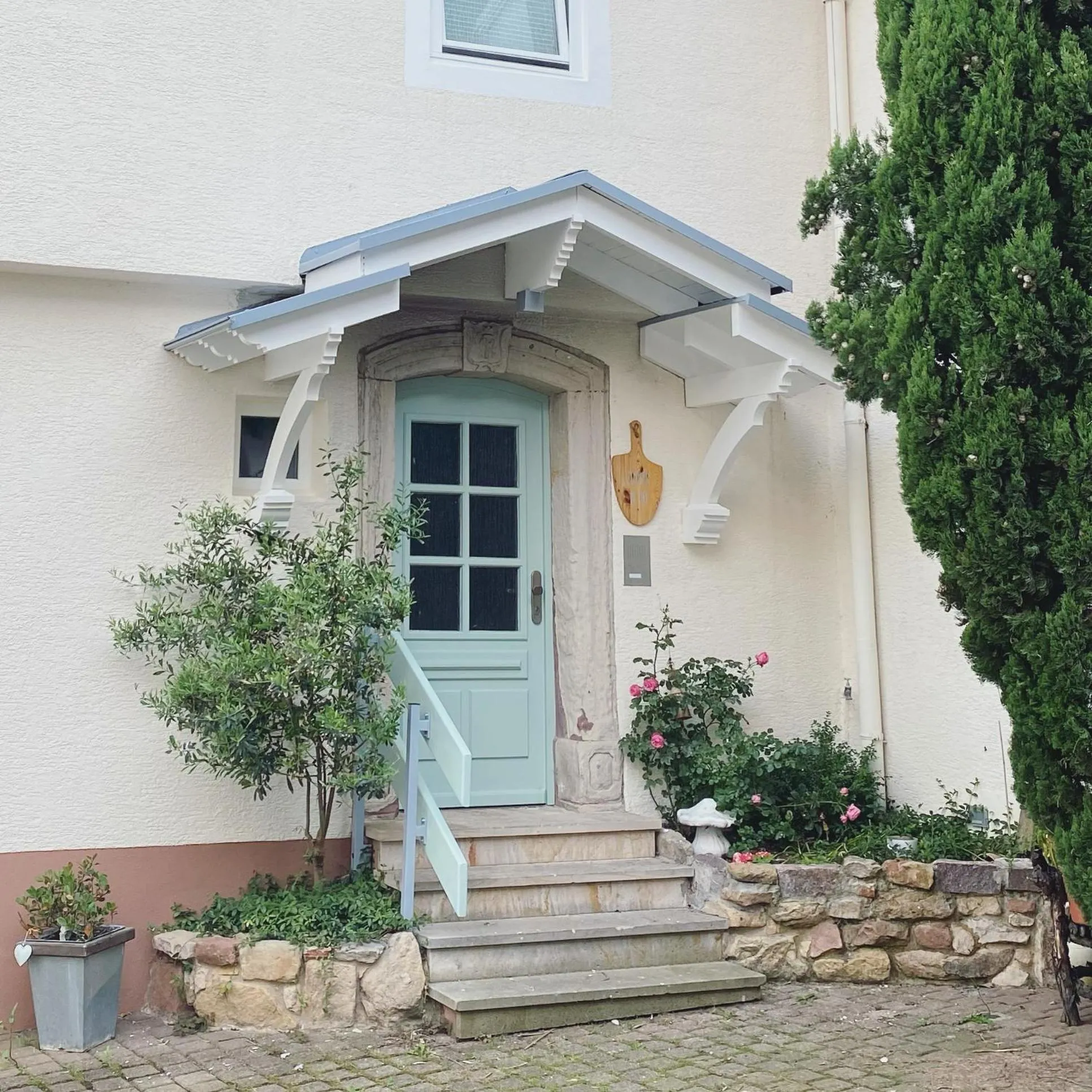 Facade/entrance in Haus am Heiner Geißler Platz by Landgasthof Zickler