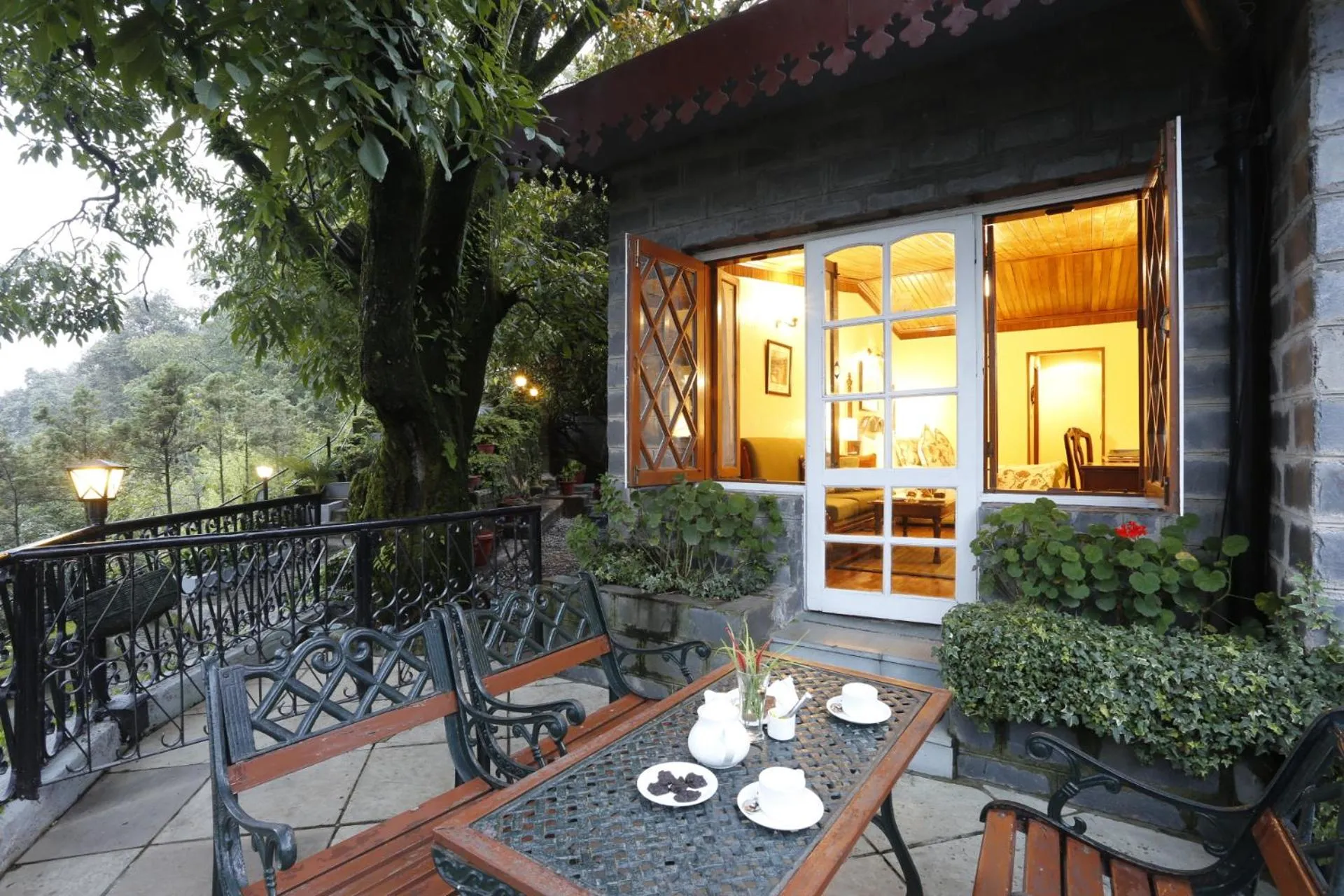 Seating area in The Naini Retreat, Nainital by Leisure Hotels