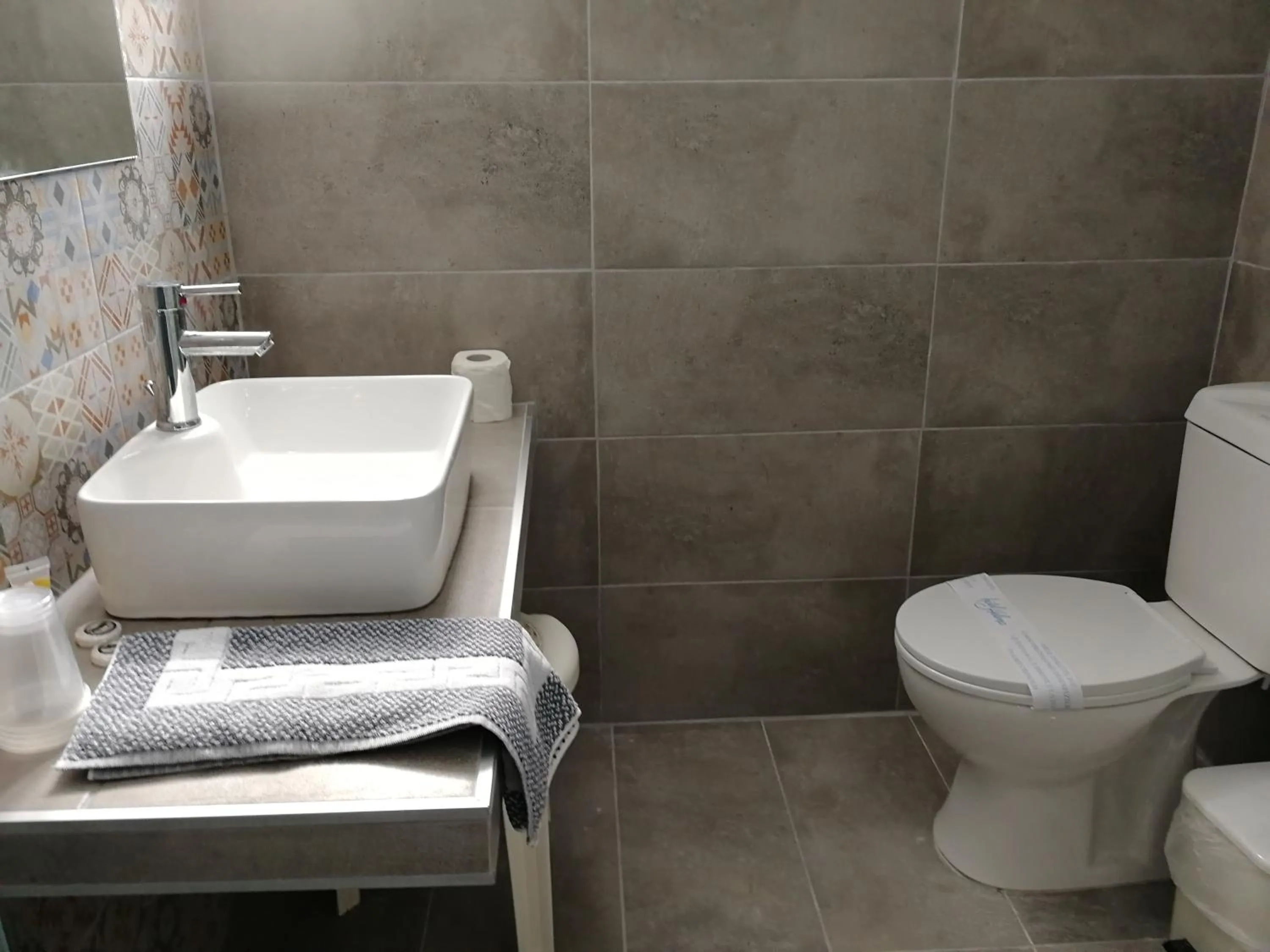 Toilet in Helena Hotel