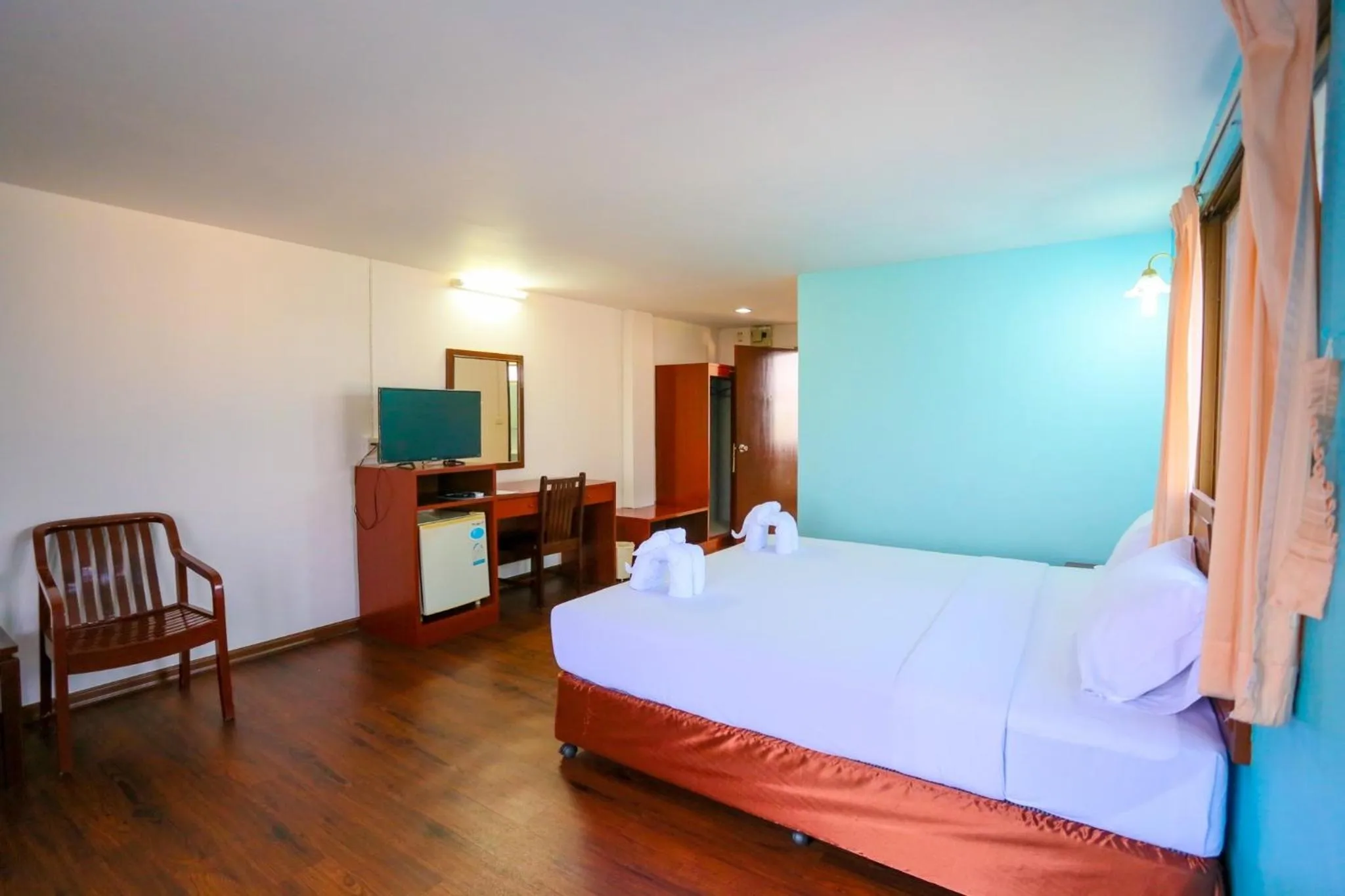 Photo of the whole room, Bed in Wiangwalee Hotel