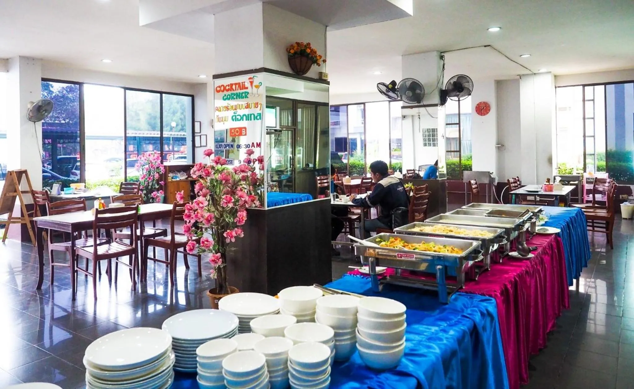 Restaurant/places to eat in Wiangwalee Hotel