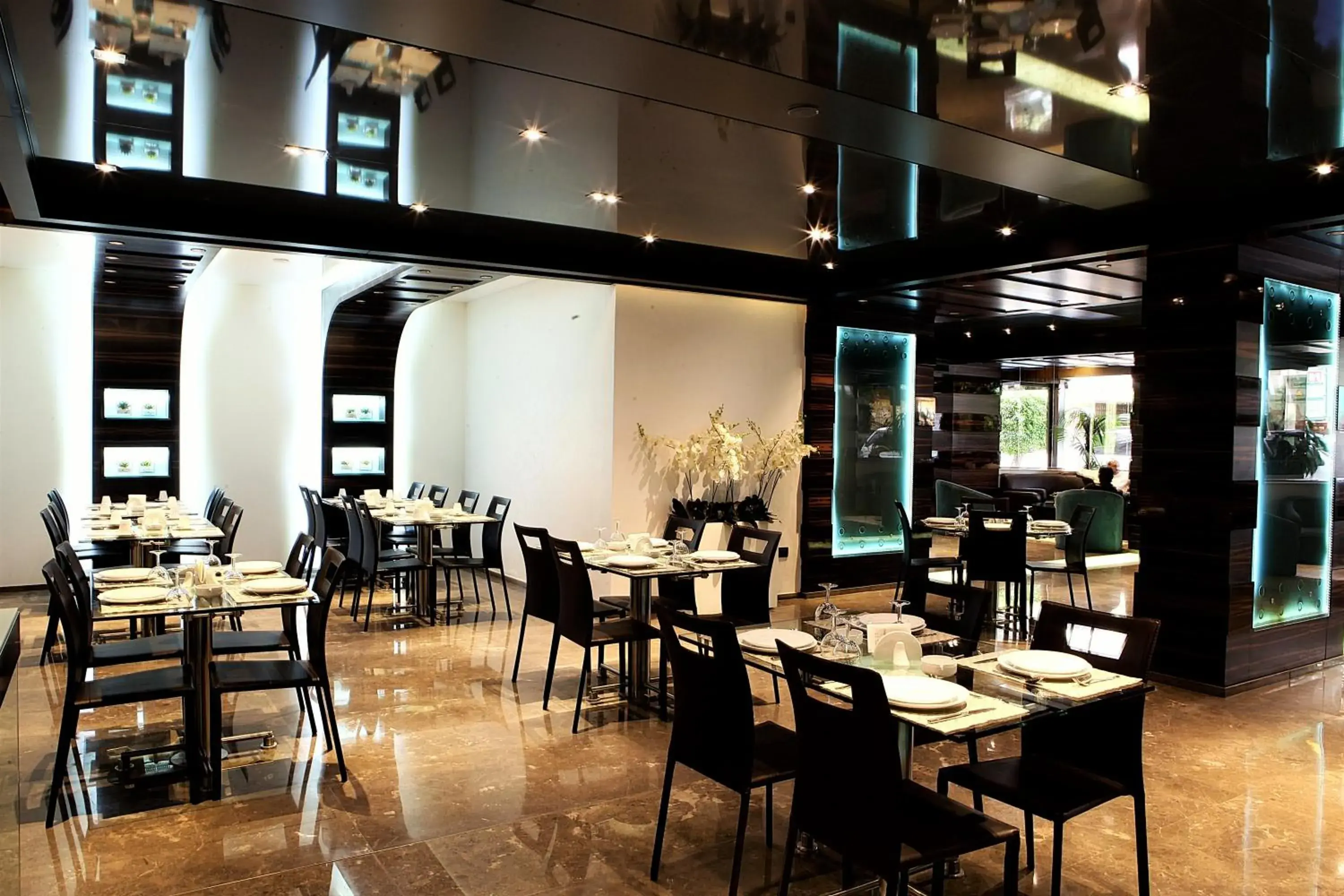 Restaurant/places to eat in Imperial Suites Hotel Restaurant/places to eat in Imperial Suites Hotel