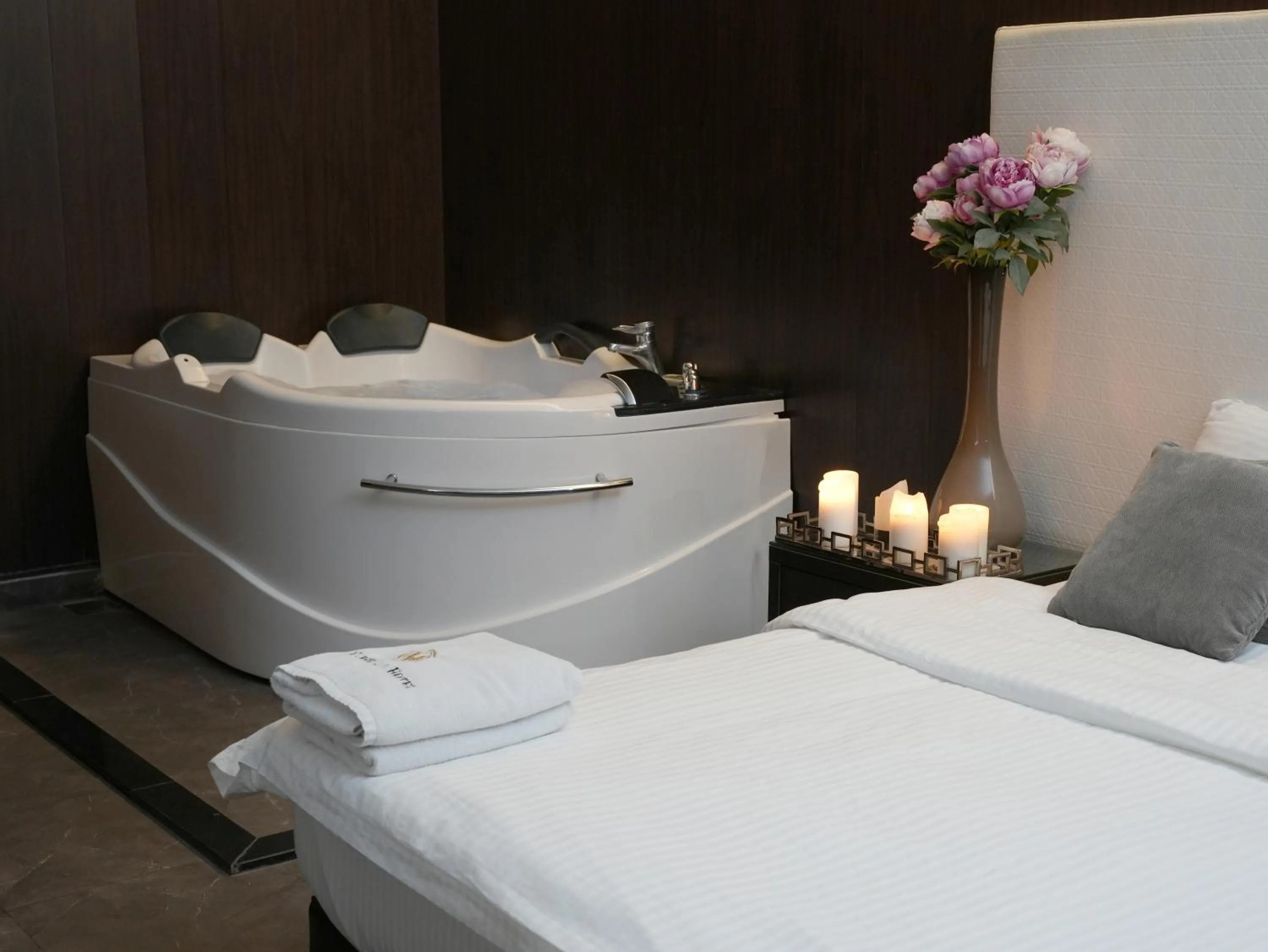 Deluxe Suite with Jacuzzi in Marbella Hotel