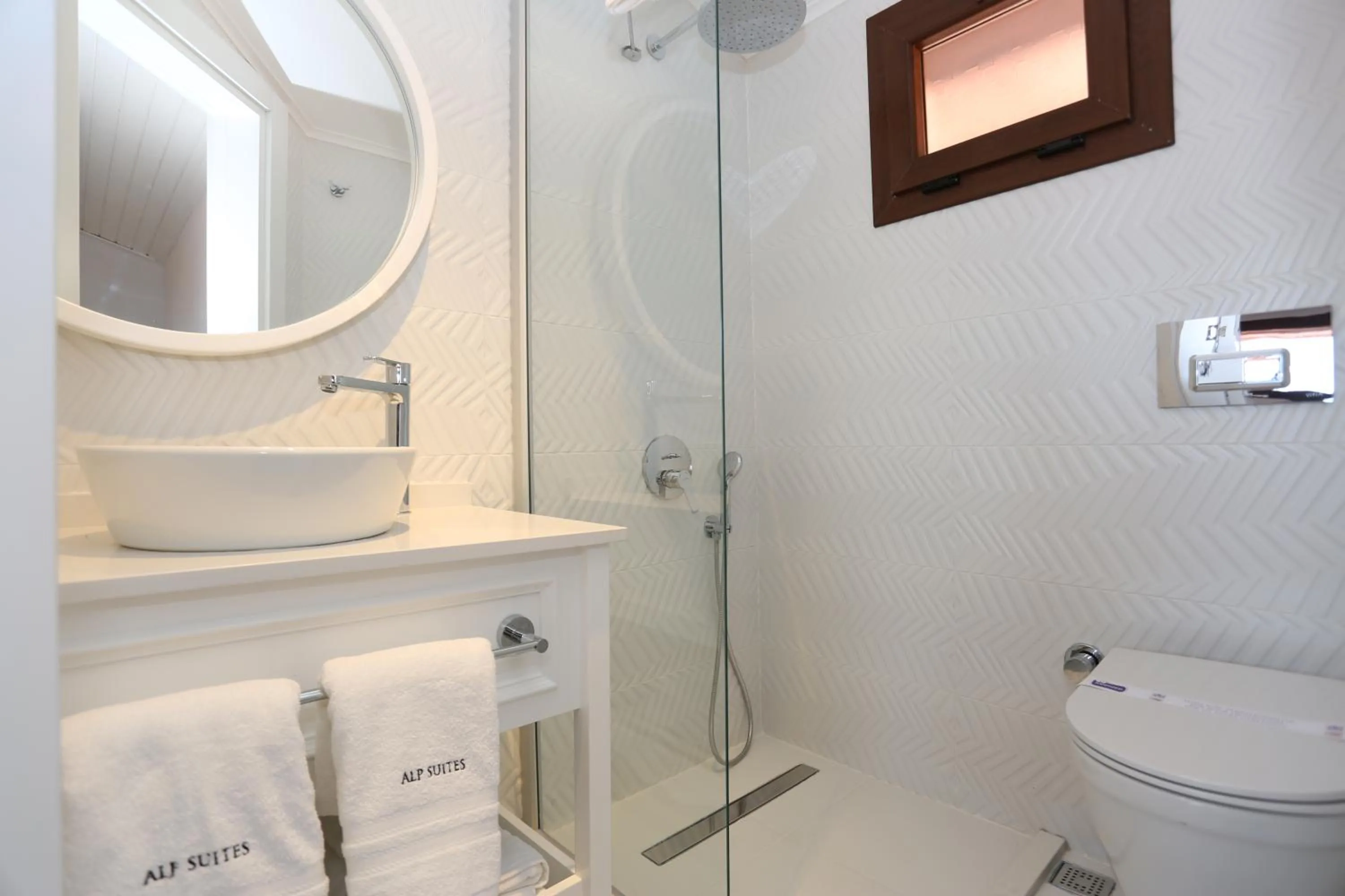 Shower in Alp Suites Pinehill