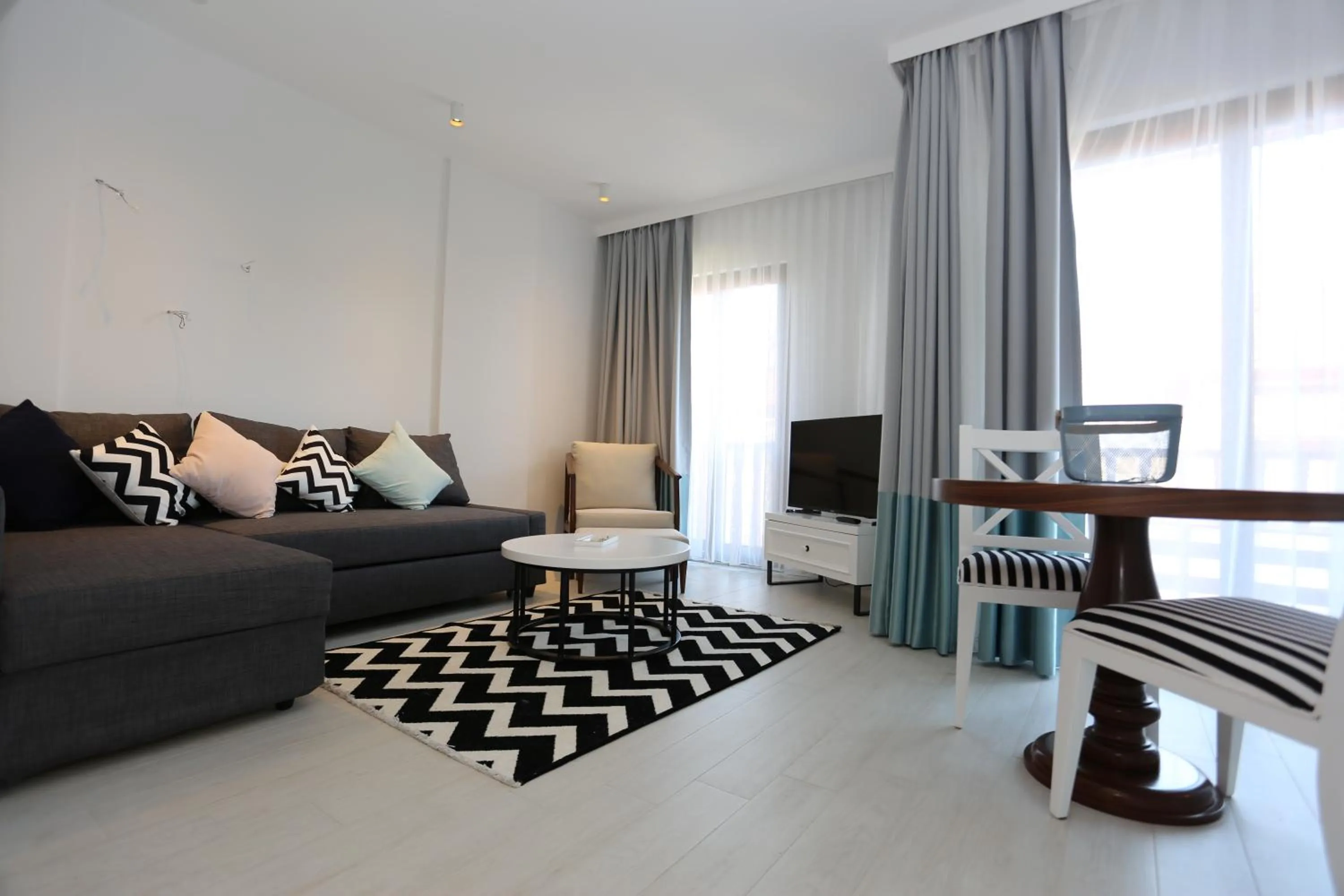 Seating area in Alp Suites Pinehill