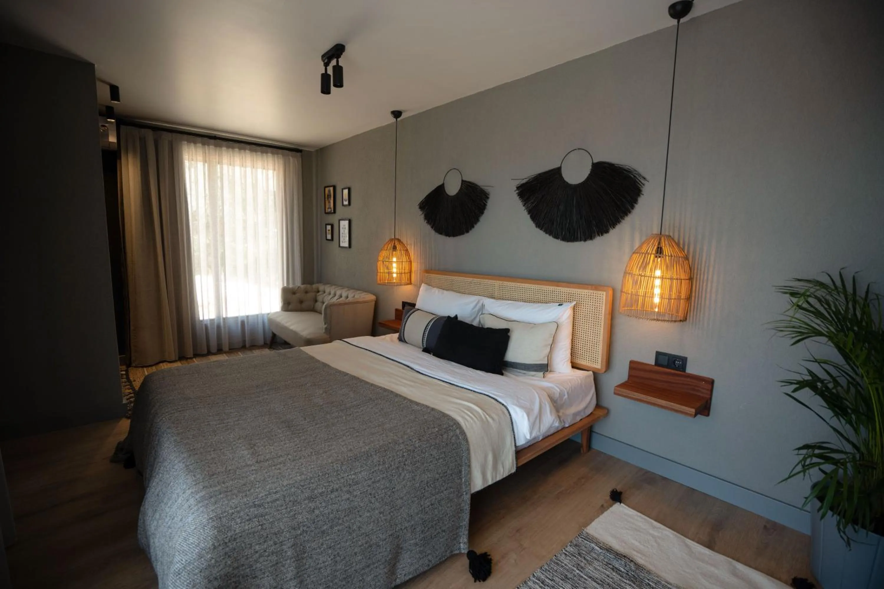 Photo of the whole room, Bed in Alp Suites Pinehill