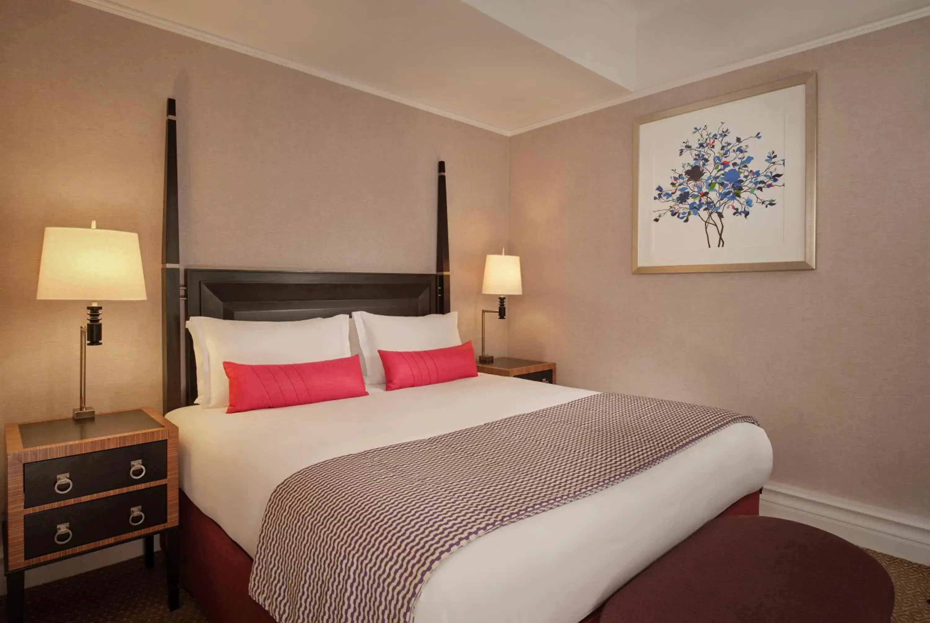 Bed in St. Ermin's Hotel, Autograph Collection Bed in St. Ermin's Hotel, Autograph Collection