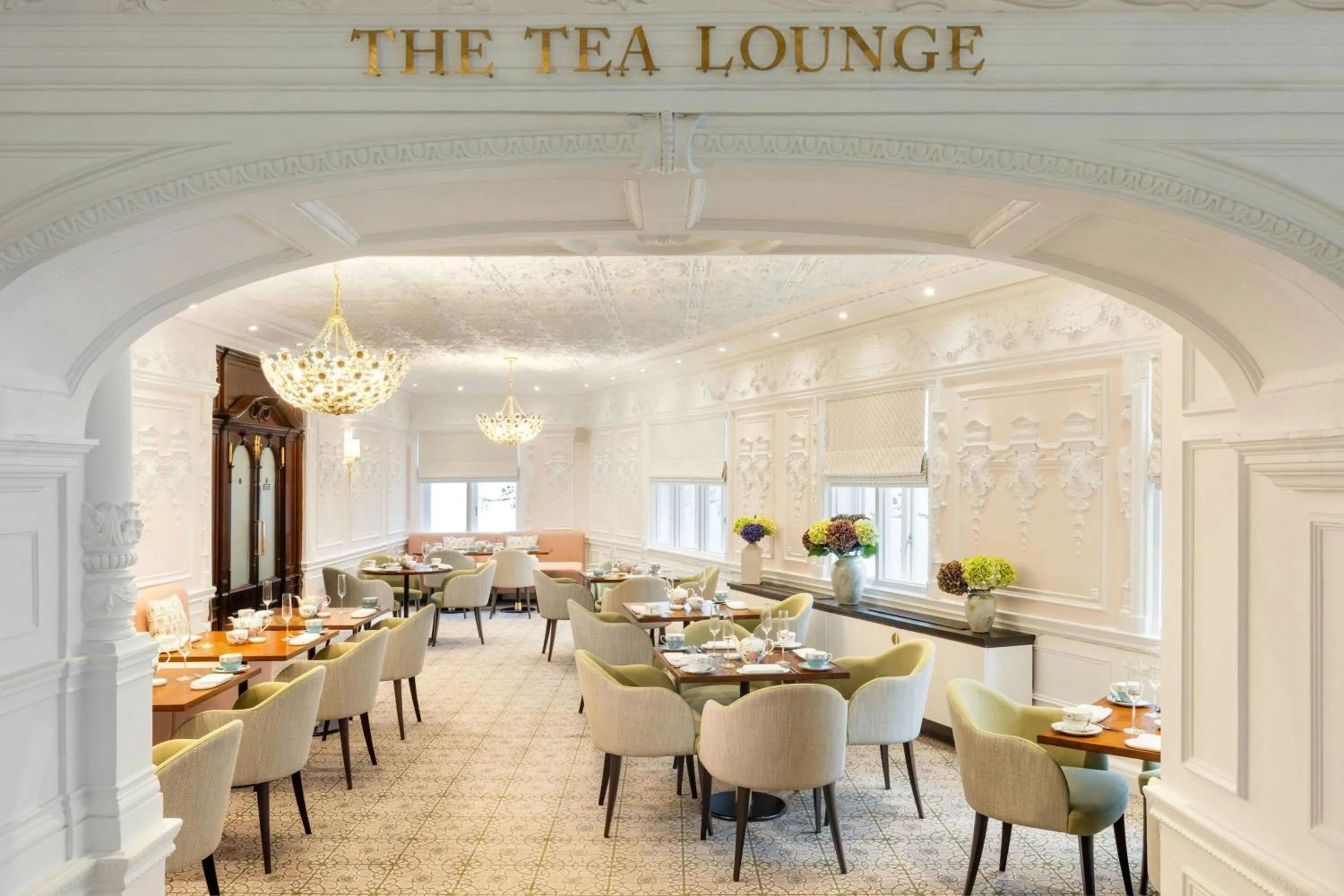 Lounge or bar in St. Ermin's Hotel, Autograph Collection