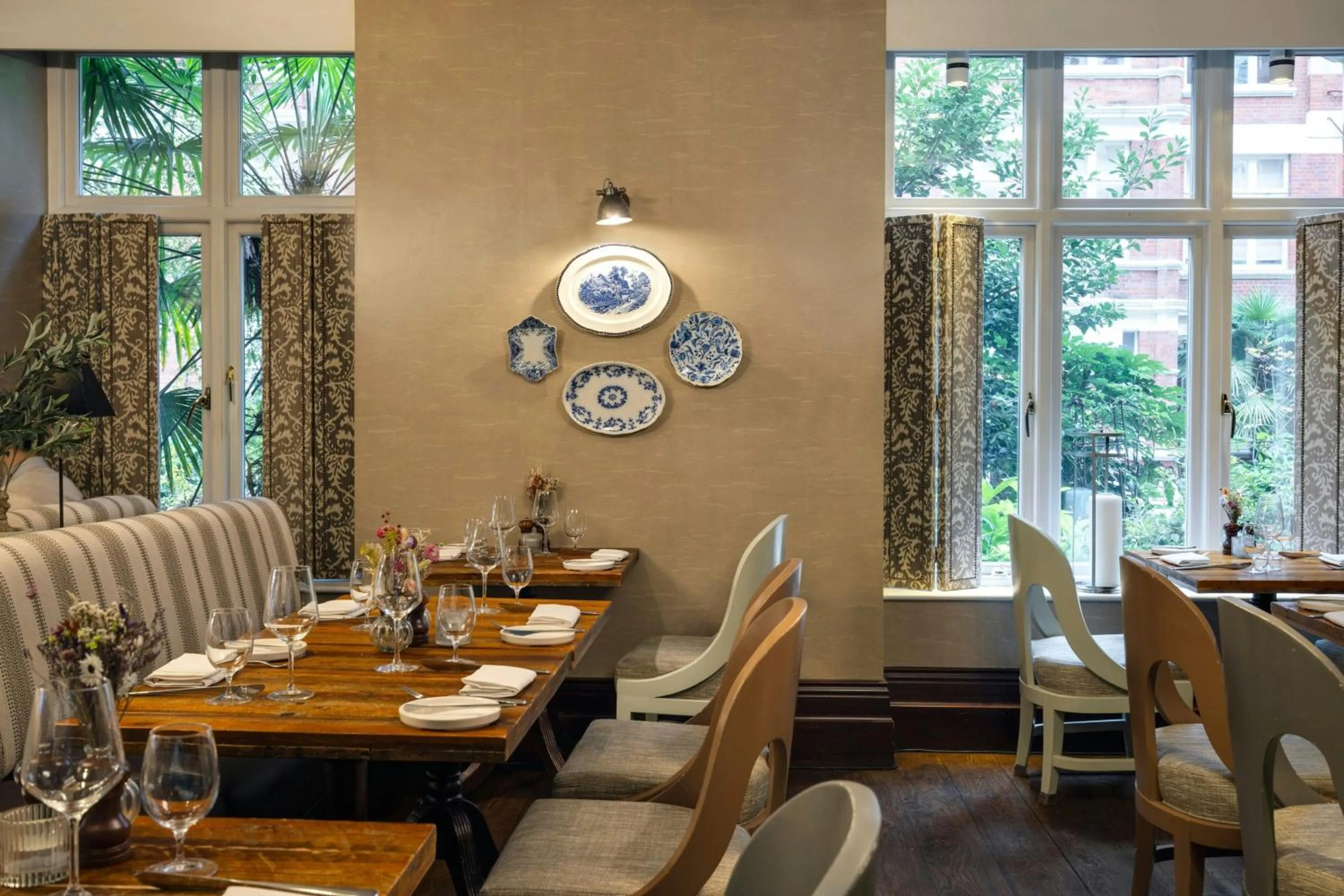 Restaurant/places to eat in St. Ermin's Hotel, Autograph Collection