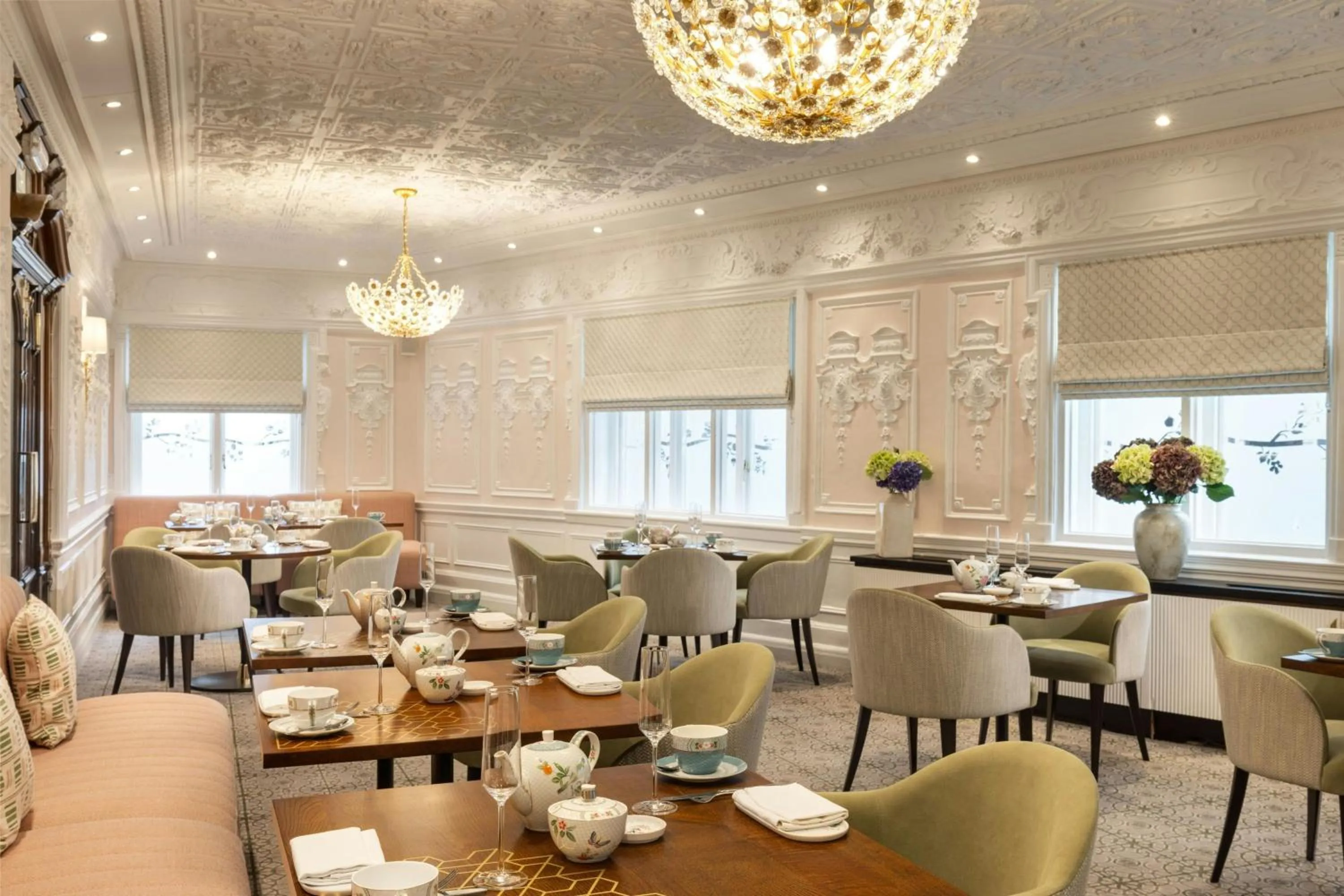 Lounge or bar in St. Ermin's Hotel, Autograph Collection