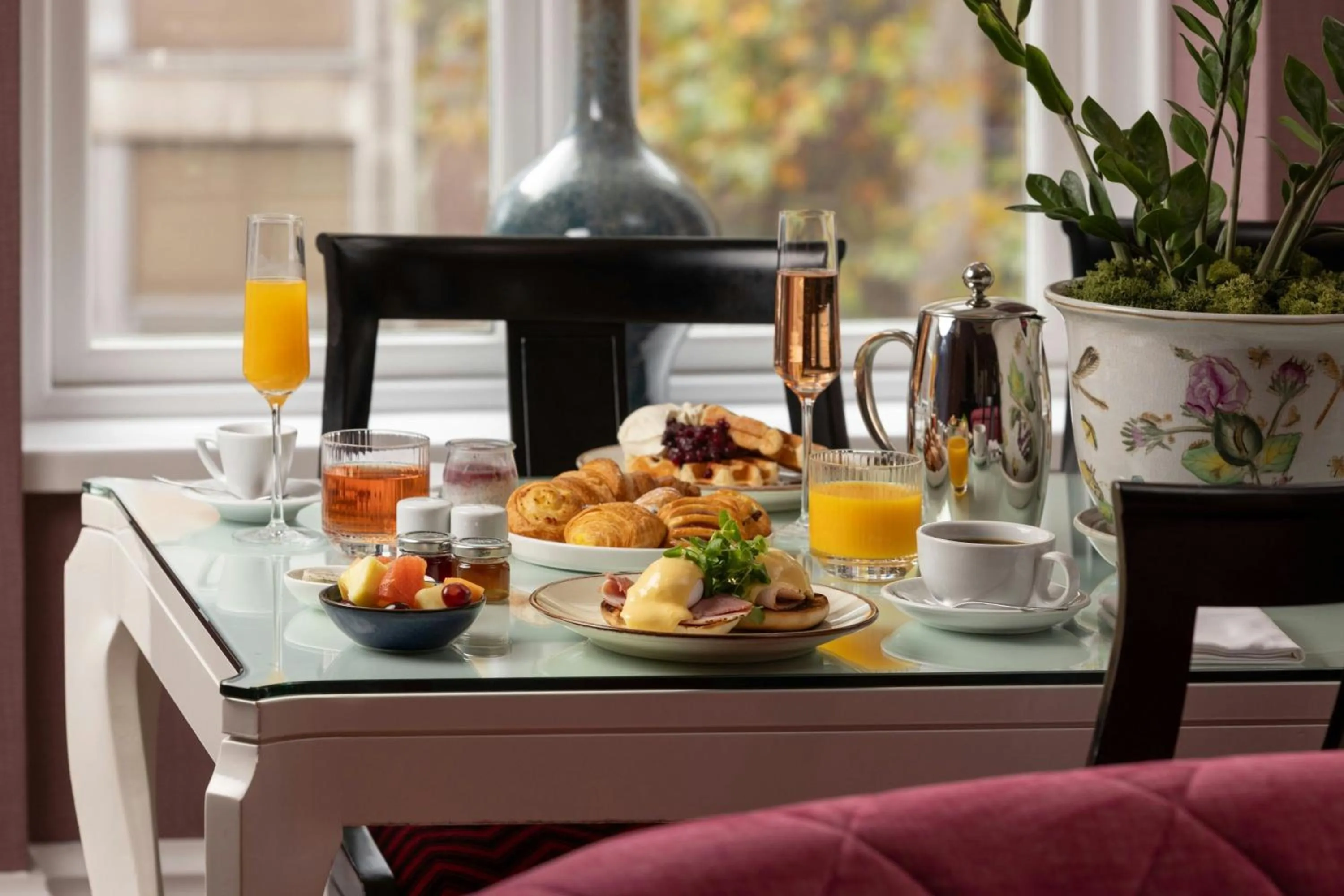 Breakfast in St. Ermin's Hotel, Autograph Collection
