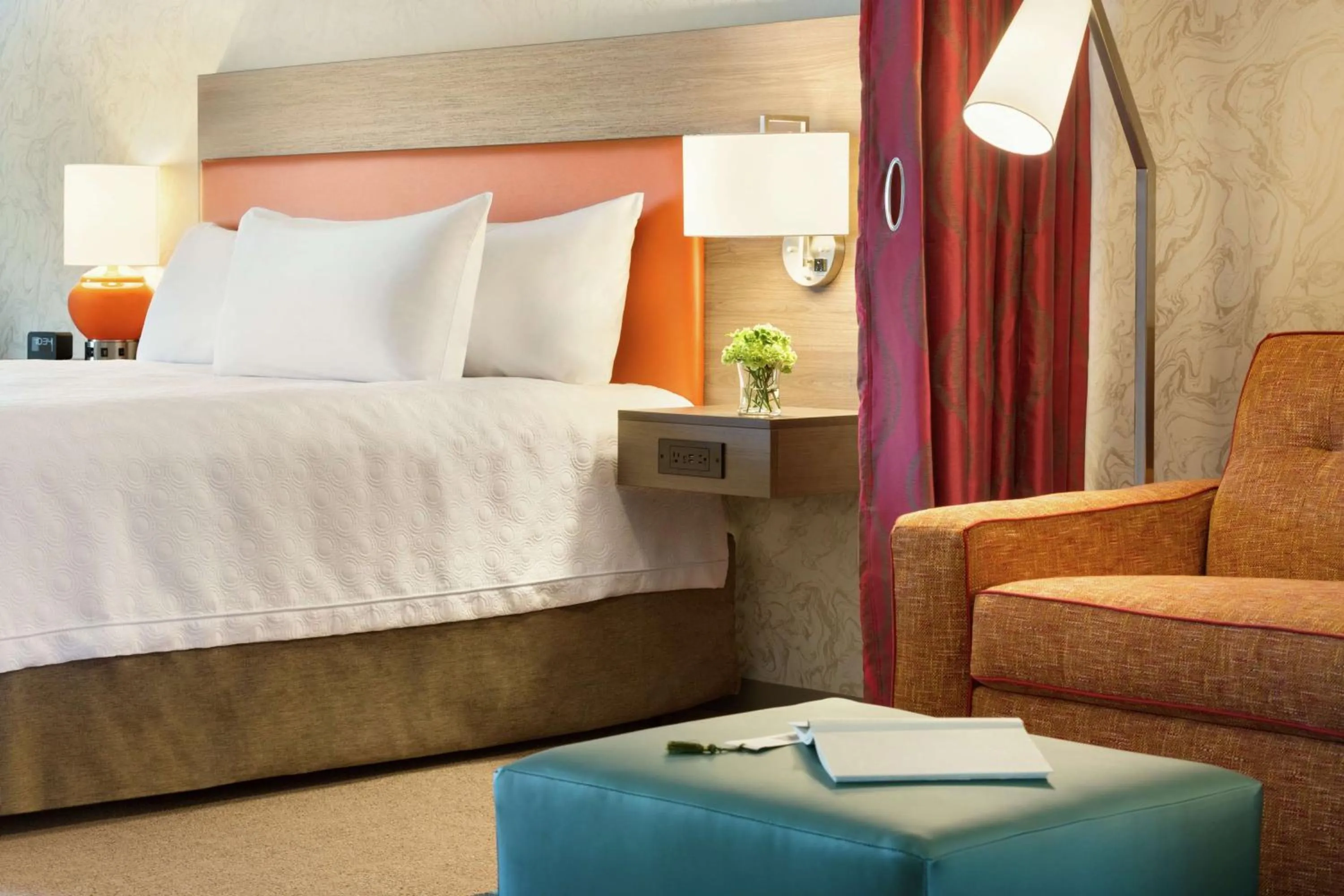 Living room, Bed in Home2 Suites By Hilton Frederick