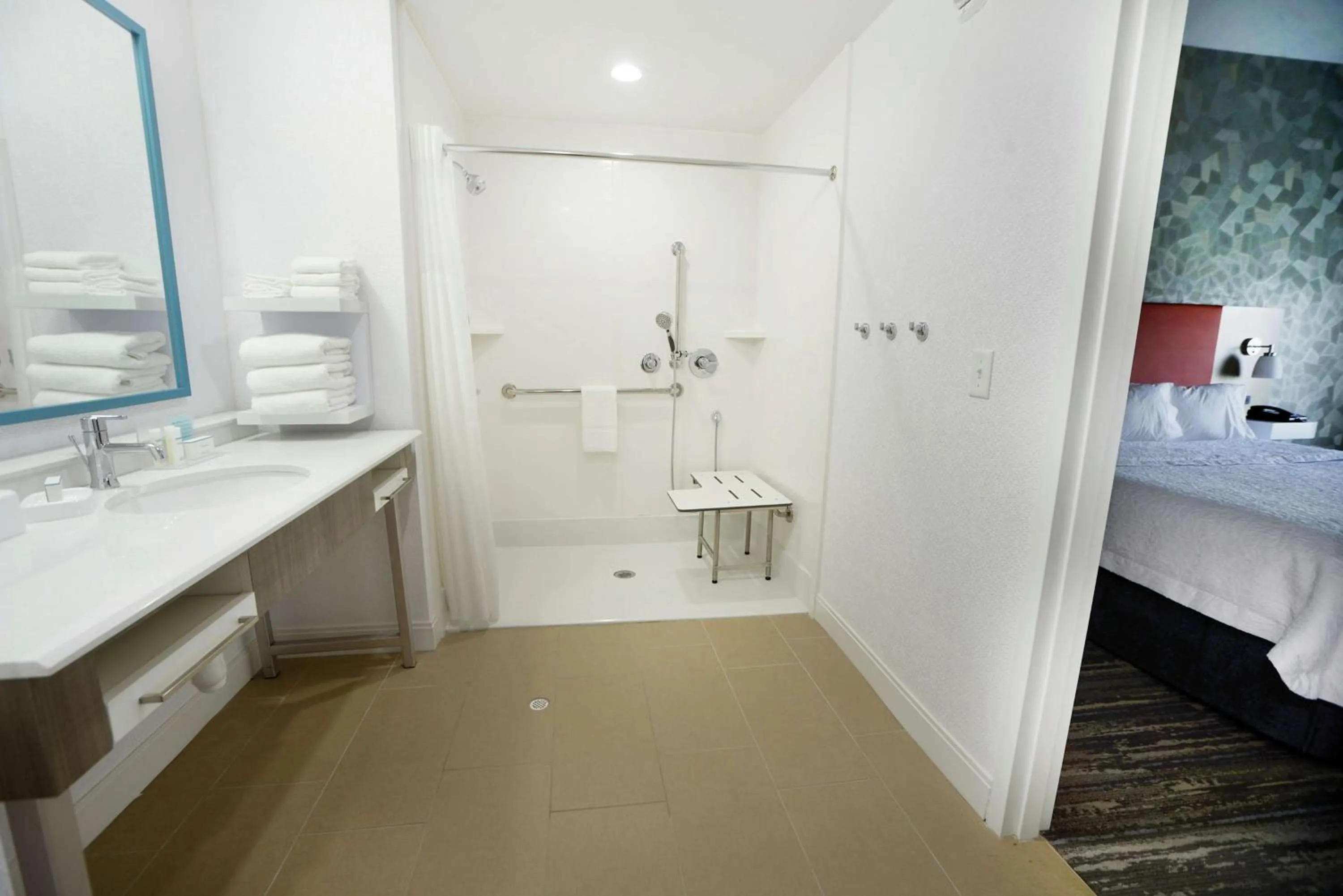 Bathroom, Bed in Hampton Inn & Suites Oklahoma City/Quail Springs