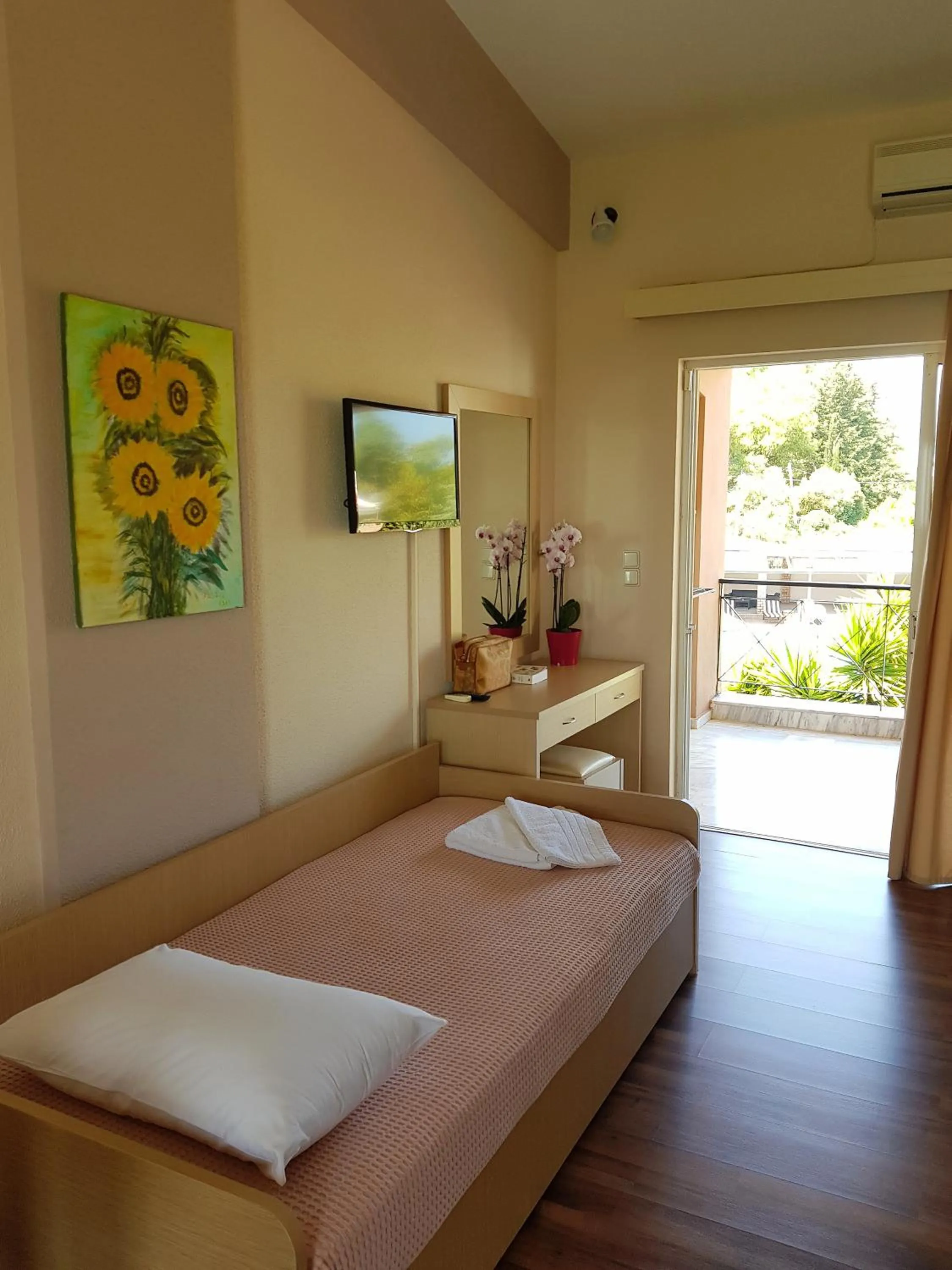 Bed in Hotel Kalamitsi Apartments