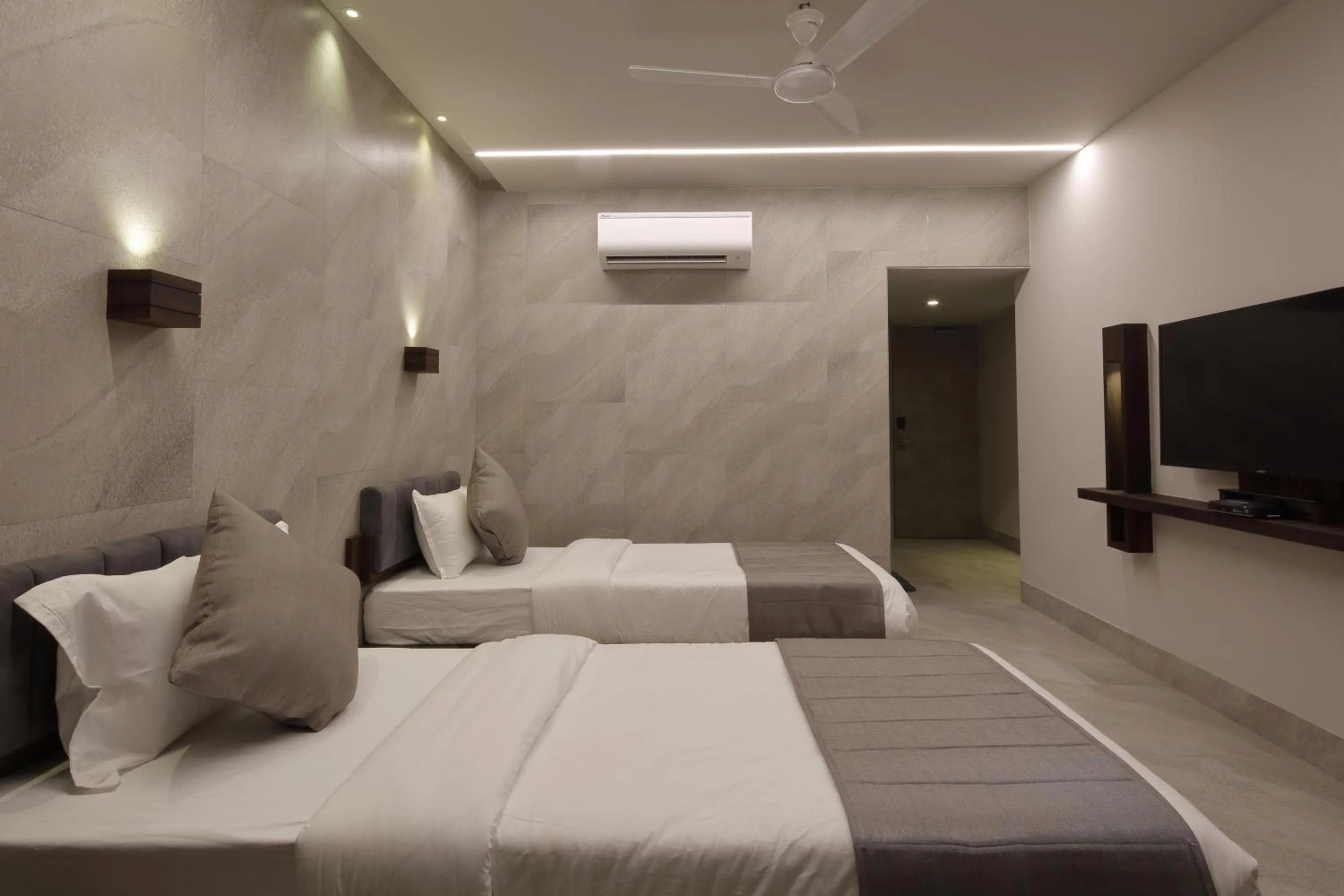 Communal lounge/ TV room in Hotel Carrefour