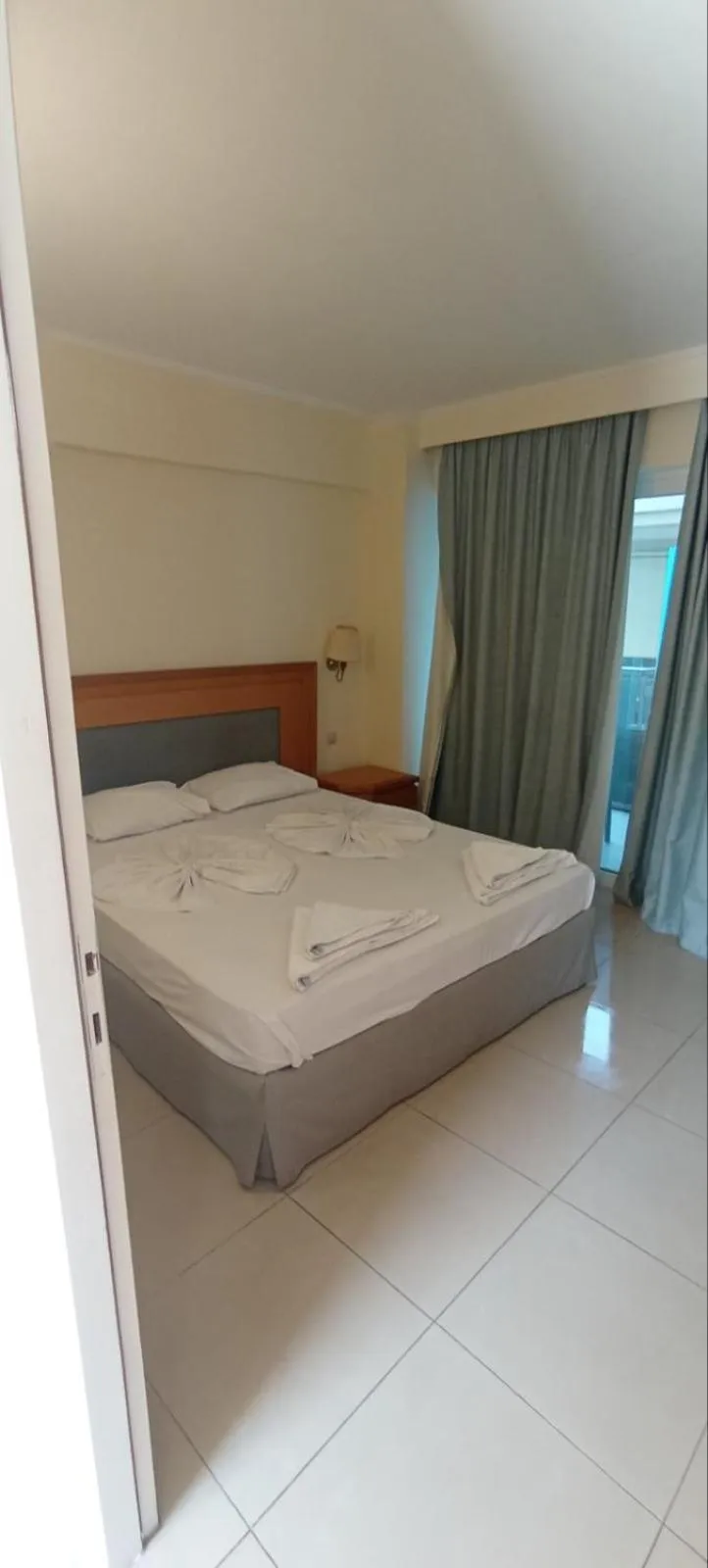 Bed in Bristol Sea View Apartments