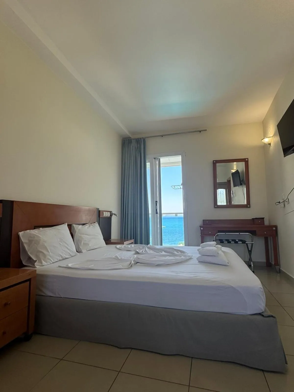 Bed in Bristol Sea View Apartments