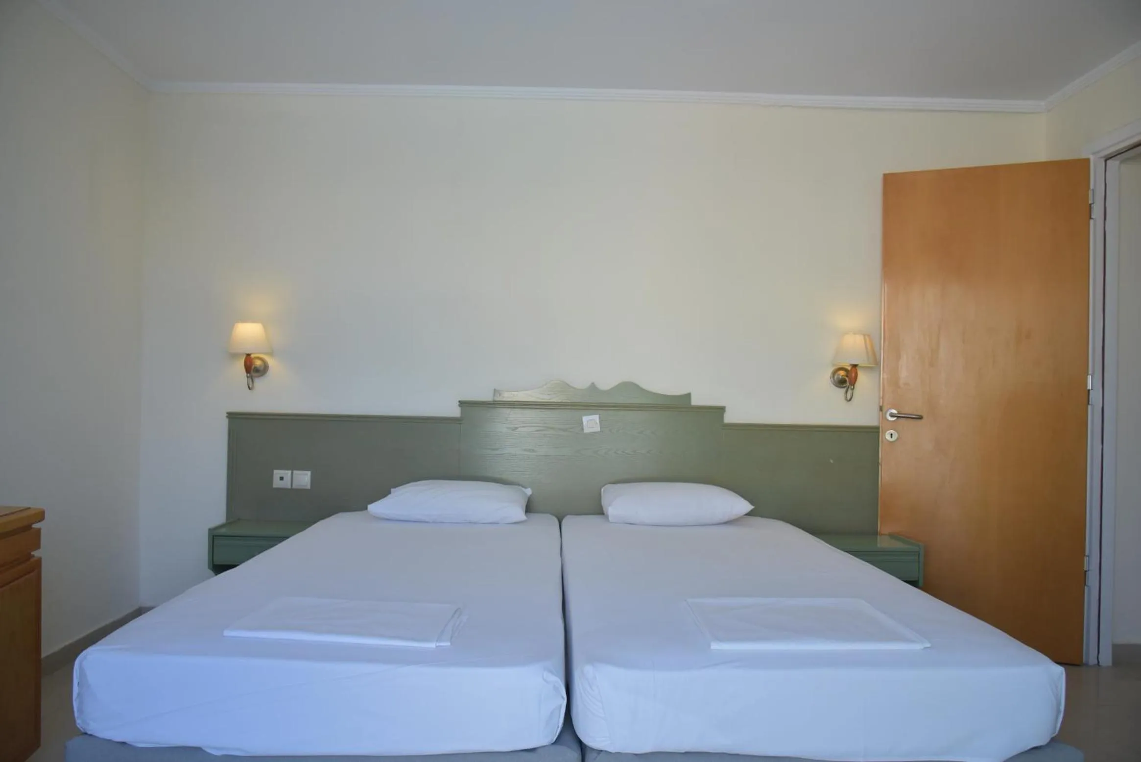 Bed in Bristol Sea View Apartments