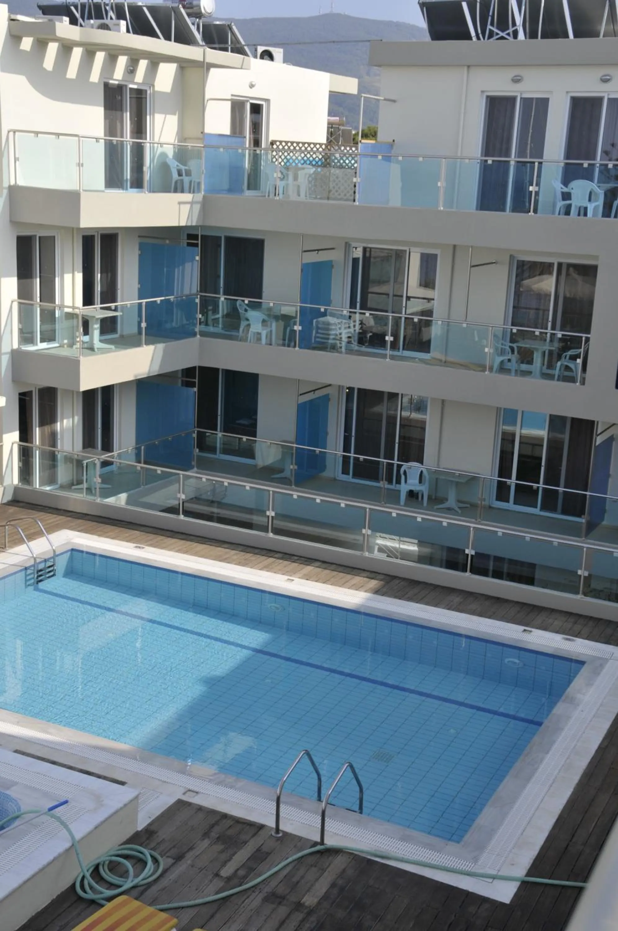 Swimming pool in Bristol Sea View Apartments
