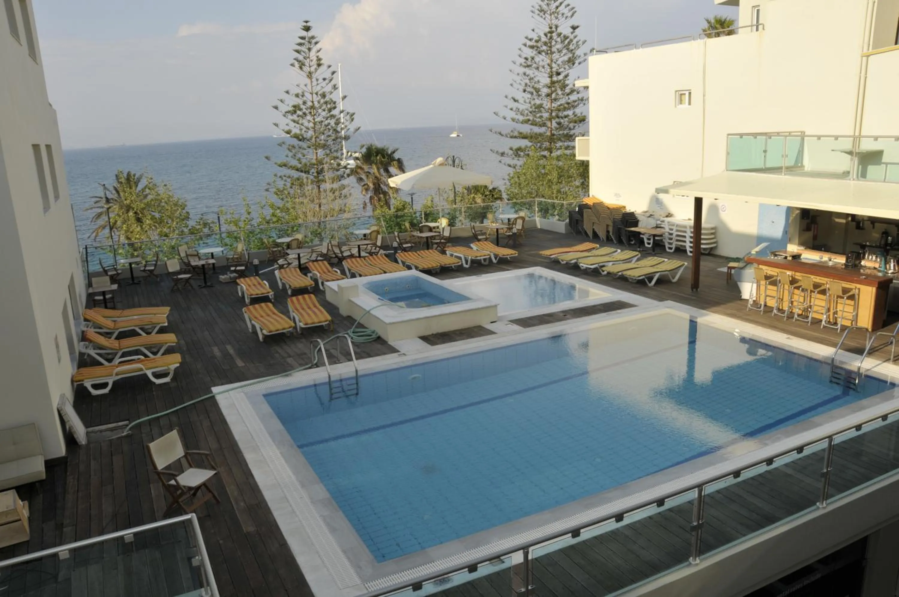 Swimming pool in Bristol Sea View Apartments