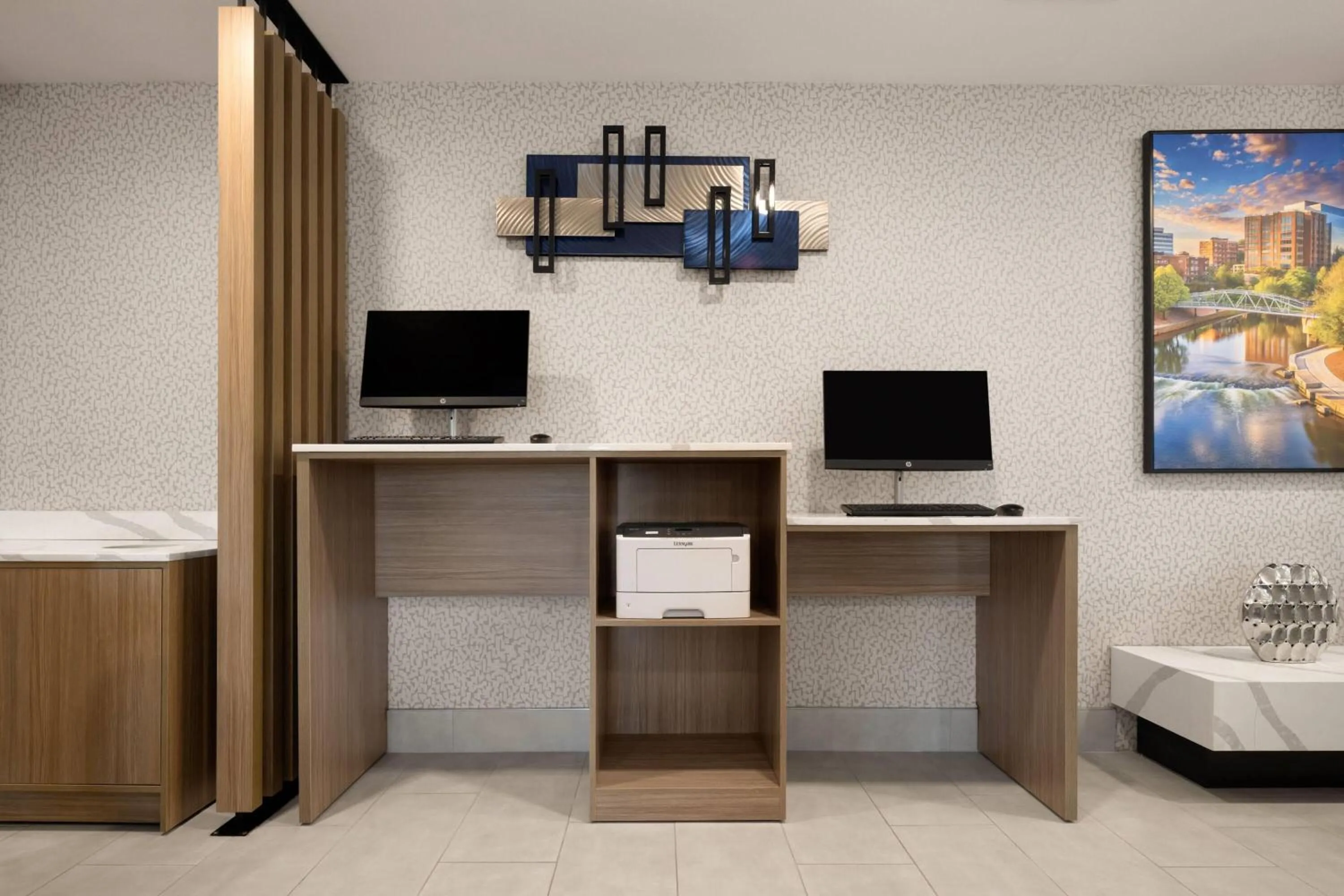 Business facilities in La Quinta Inn & Suites by Wyndham Greenville Woodruff Rd