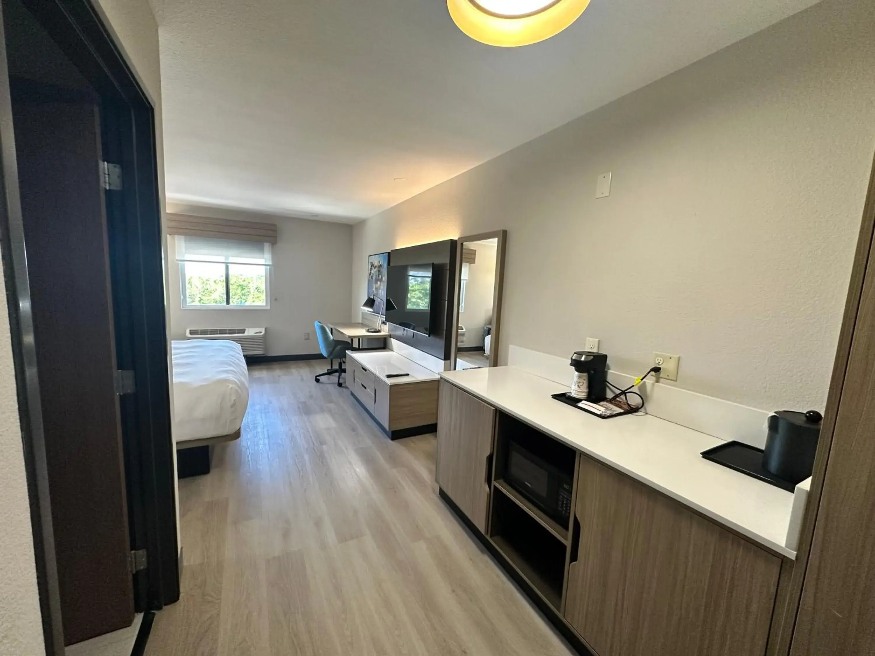 TV and multimedia, Bed in Midtown Suites - Greenville TV and multimedia, Bed in Midtown Suites - Greenville