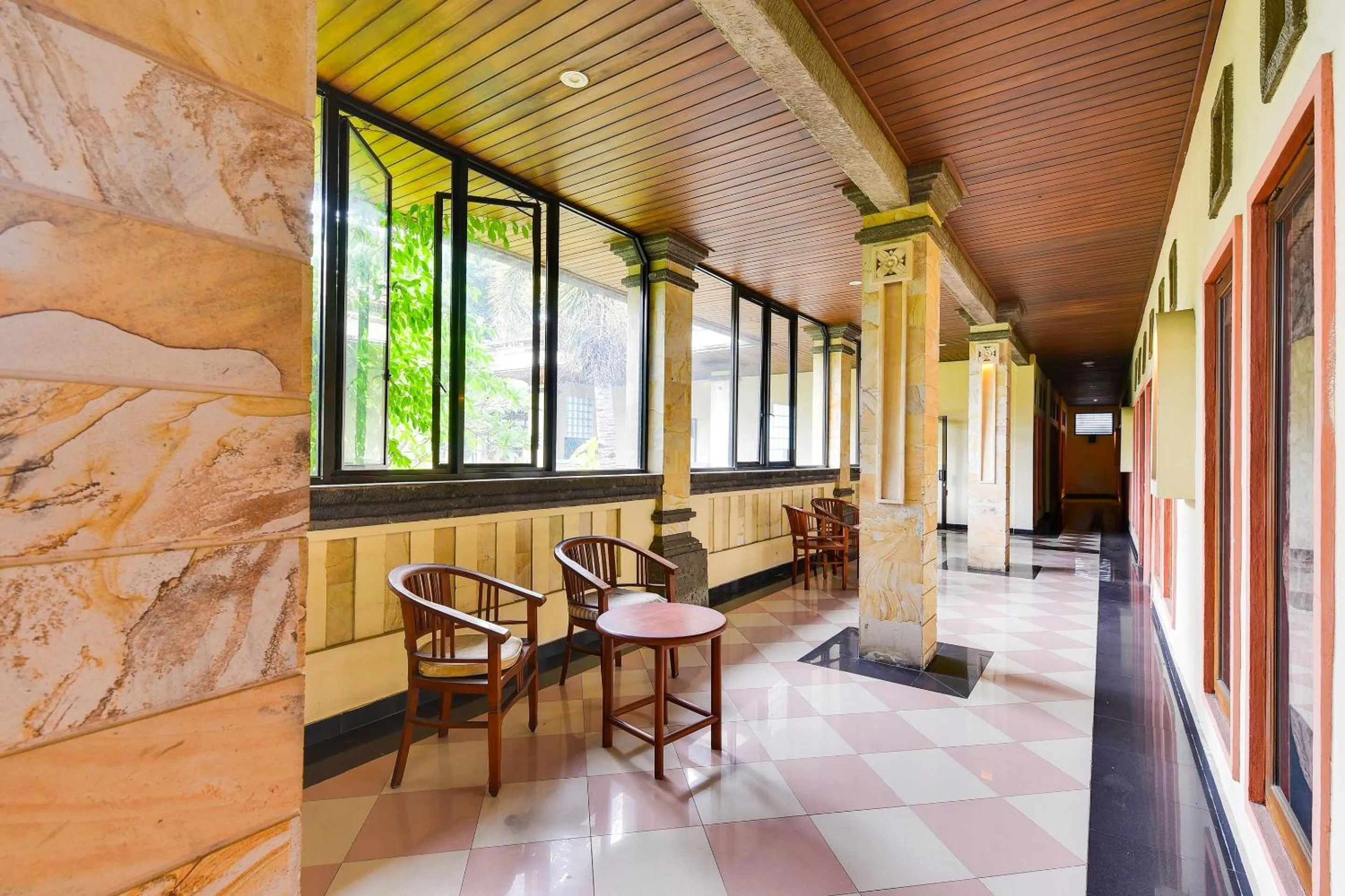 Facade/entrance in Super OYO Townhouse Oak Maxi Hotel Legian