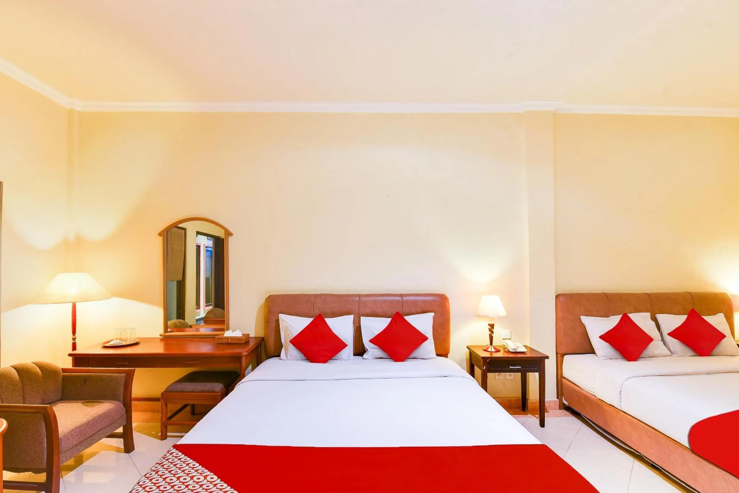 Bedroom, Bed in Super OYO Townhouse Oak Maxi Hotel Legian