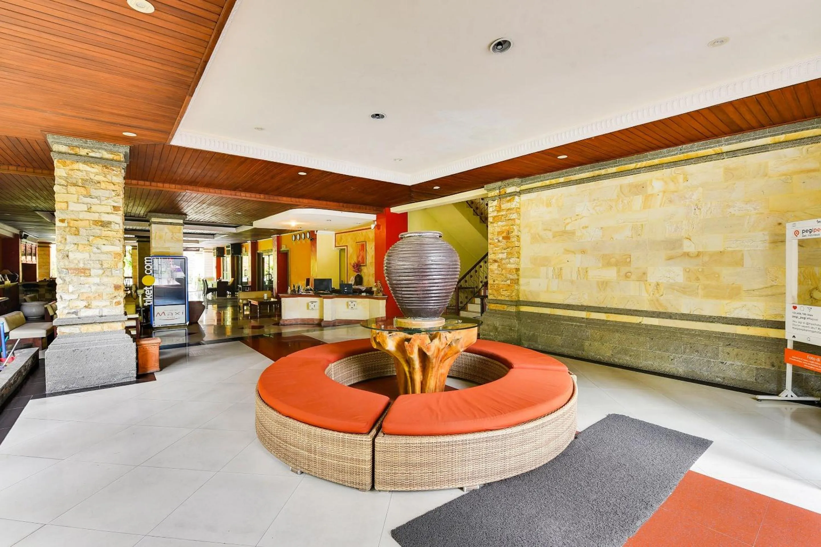 Lobby or reception in Super OYO Townhouse Oak Maxi Hotel Legian