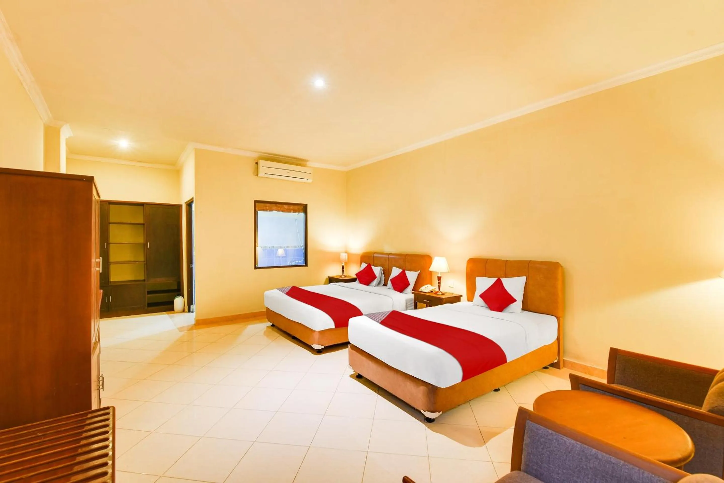 Bedroom, Bed in Super OYO Townhouse Oak Maxi Hotel Legian