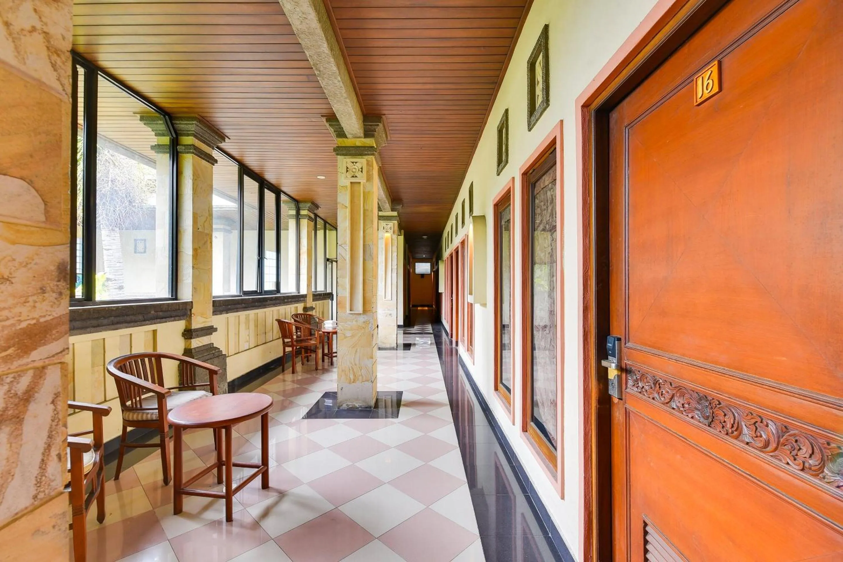 Facade/entrance in Super OYO Townhouse Oak Maxi Hotel Legian