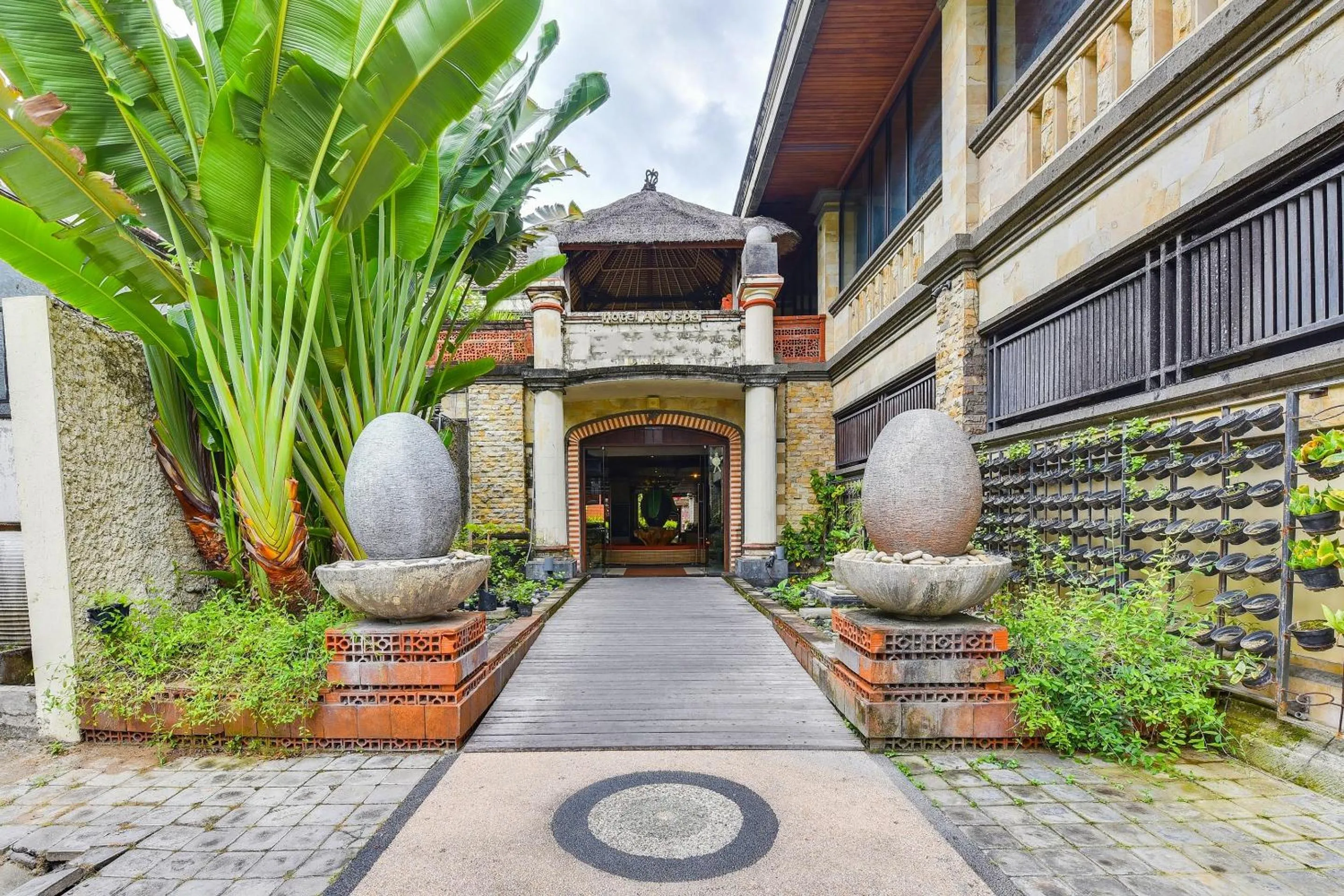Facade/entrance in Super OYO Townhouse Oak Maxi Hotel Legian