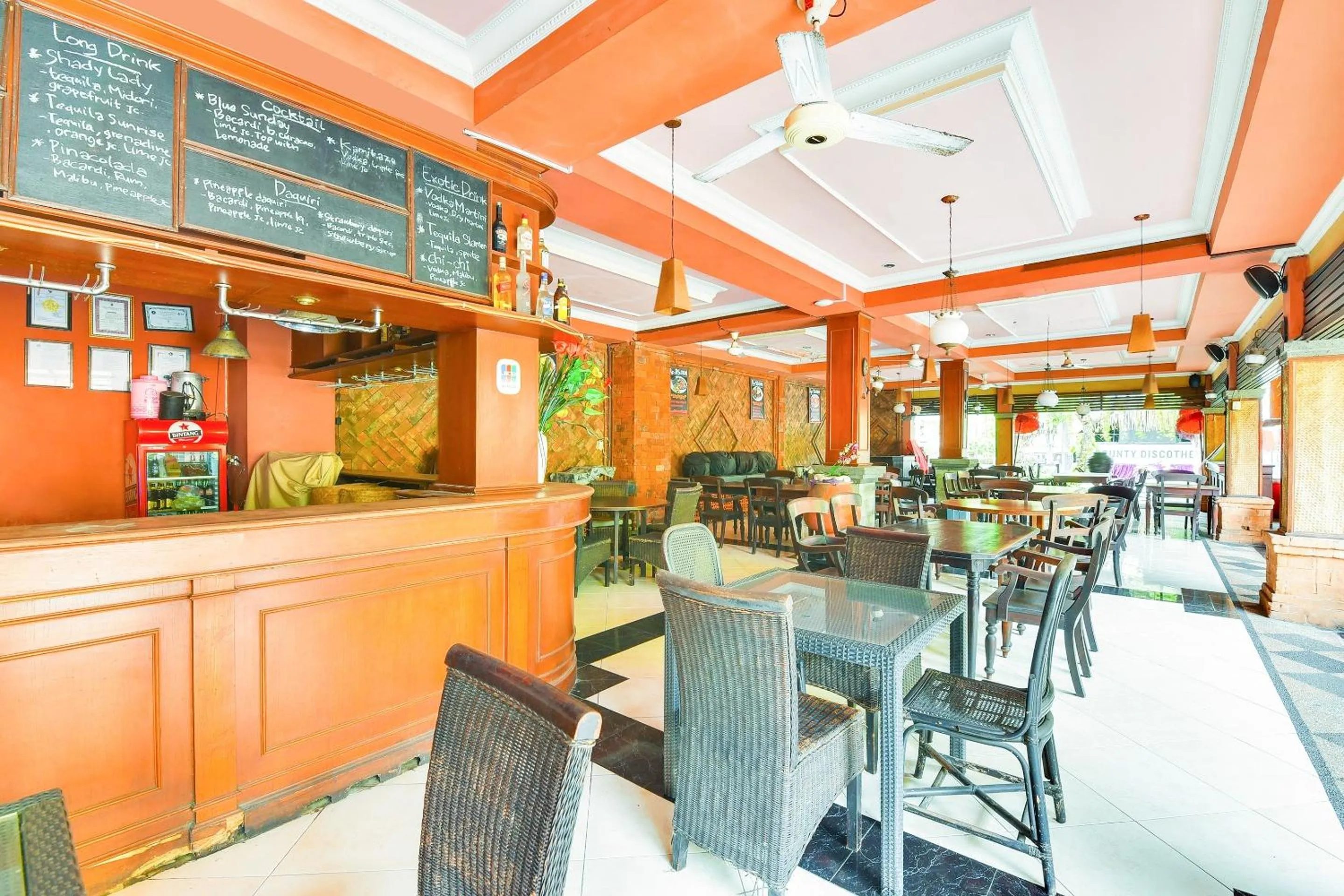 Restaurant/places to eat in Super OYO Townhouse Oak Maxi Hotel Legian