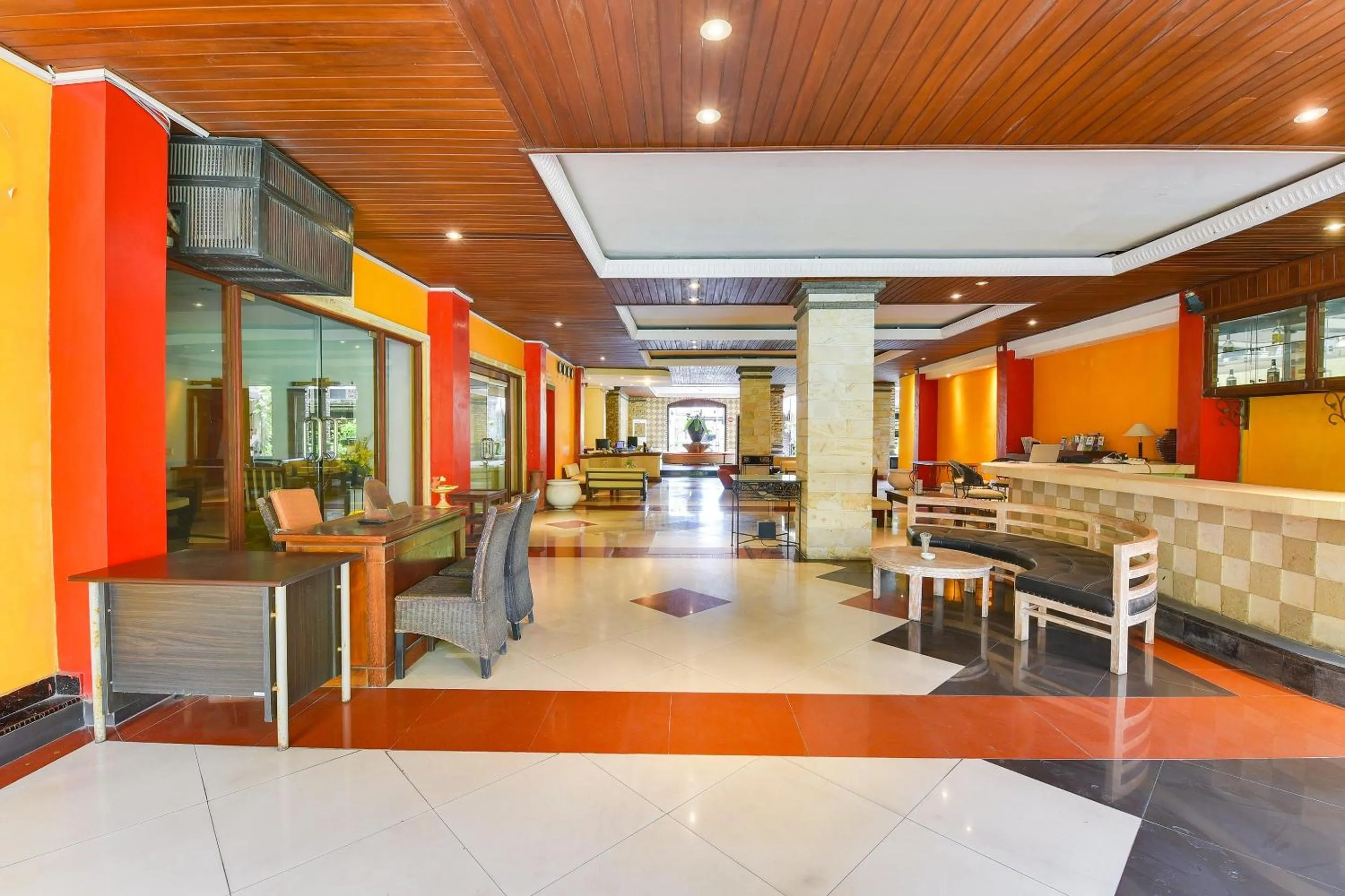 Lobby or reception in Super OYO Townhouse Oak Maxi Hotel Legian