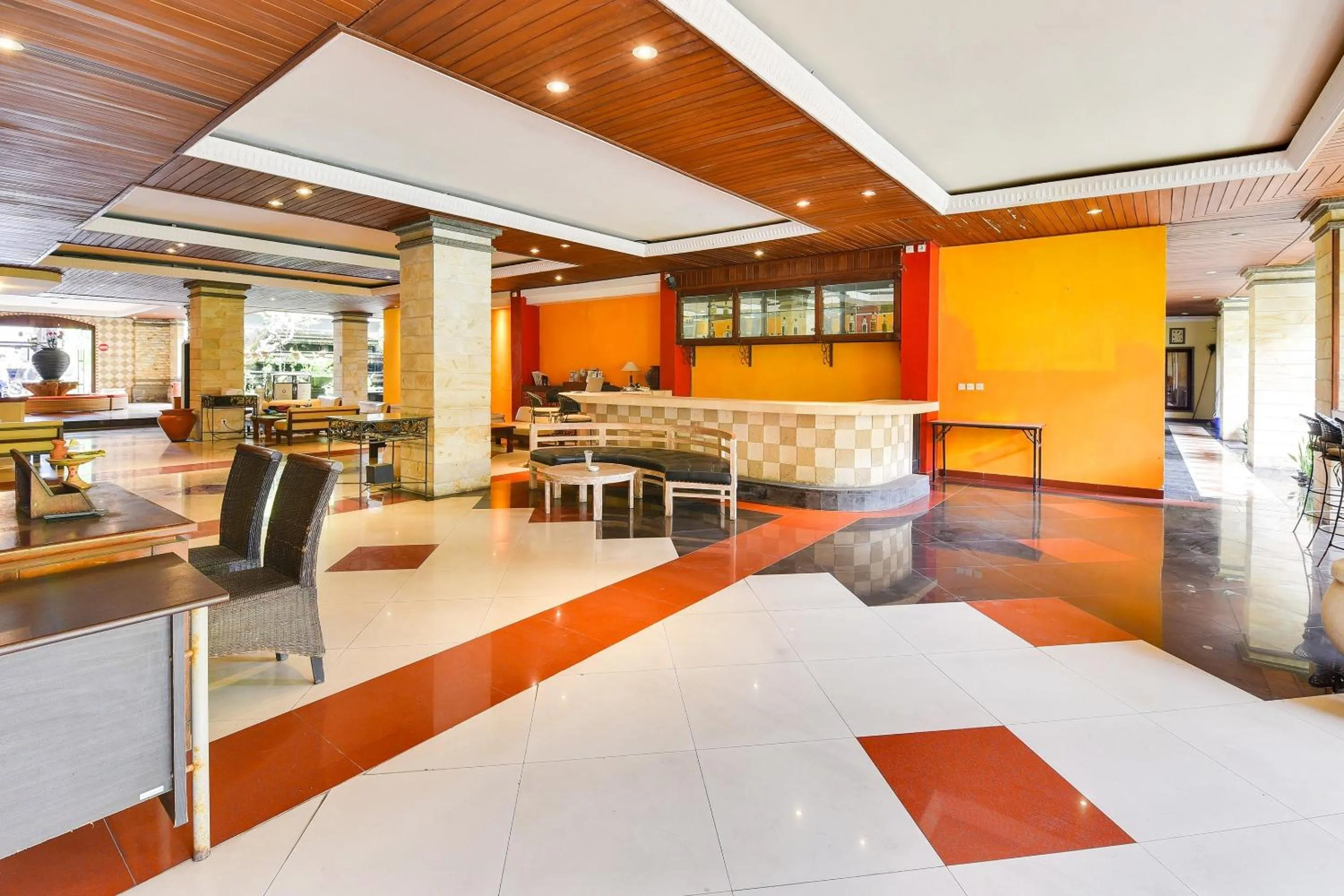 Lobby or reception in Super OYO Townhouse Oak Maxi Hotel Legian