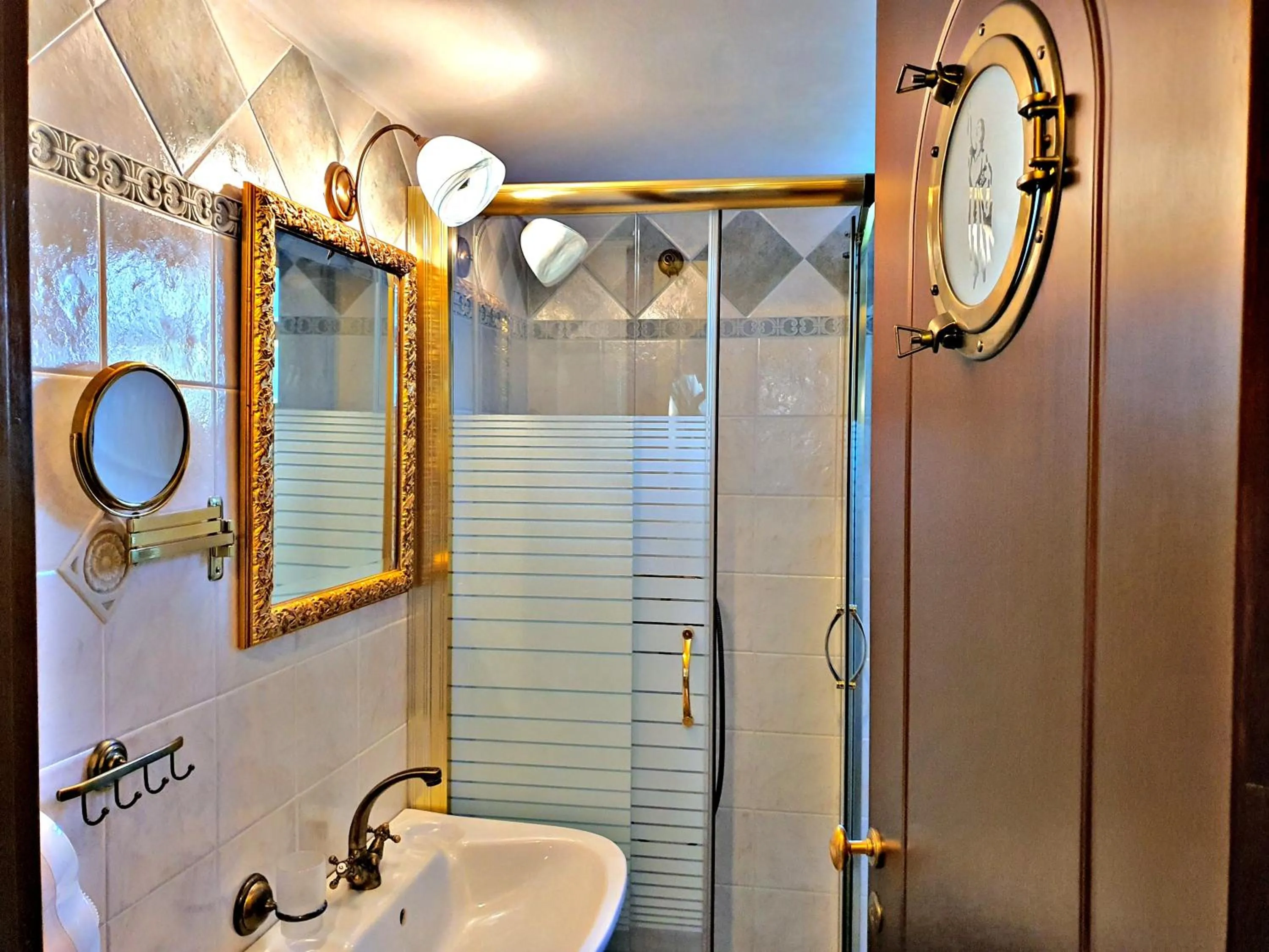 Shower in Acroploro