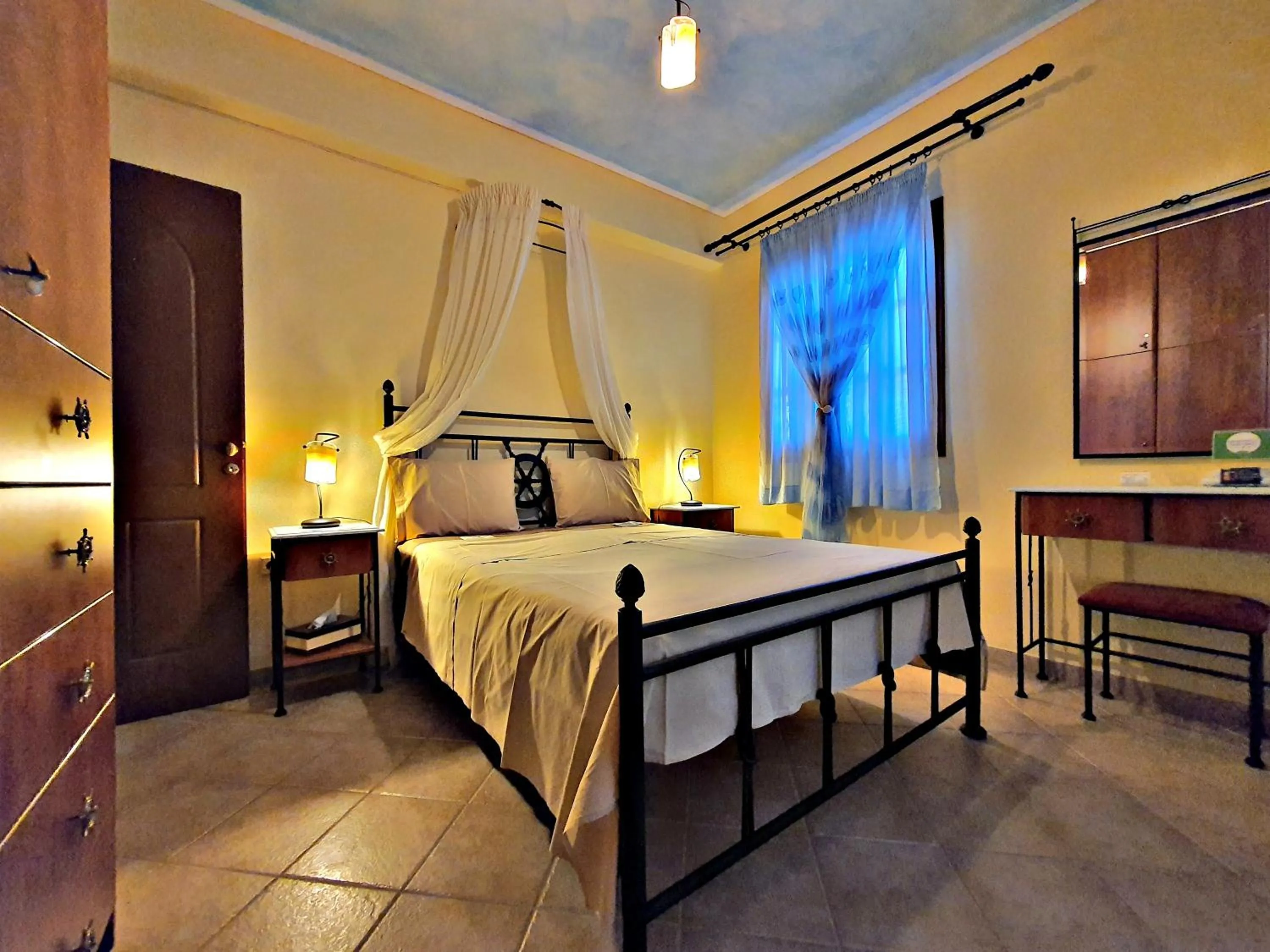 Bedroom, Bed in Acroploro