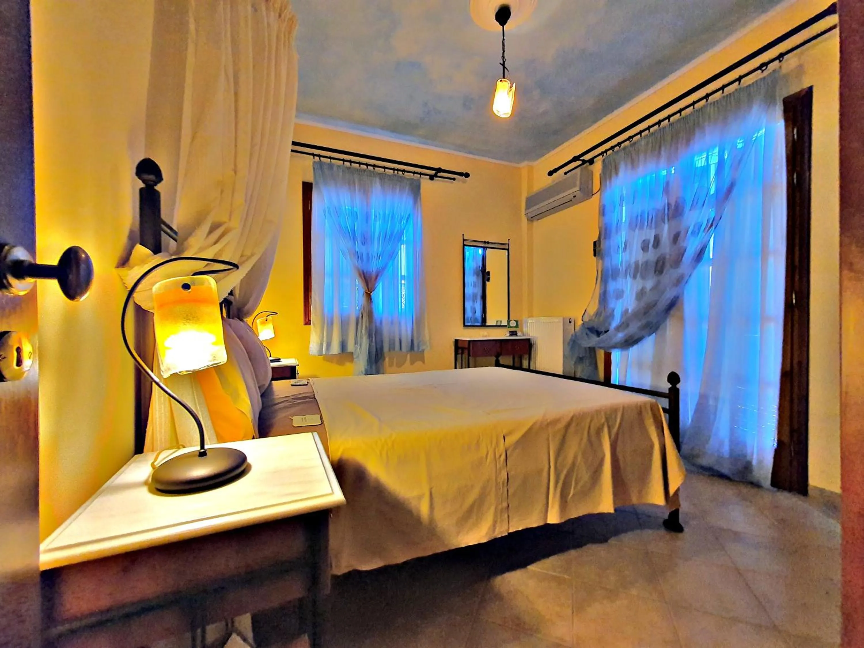 Bedroom, Bed in Acroploro